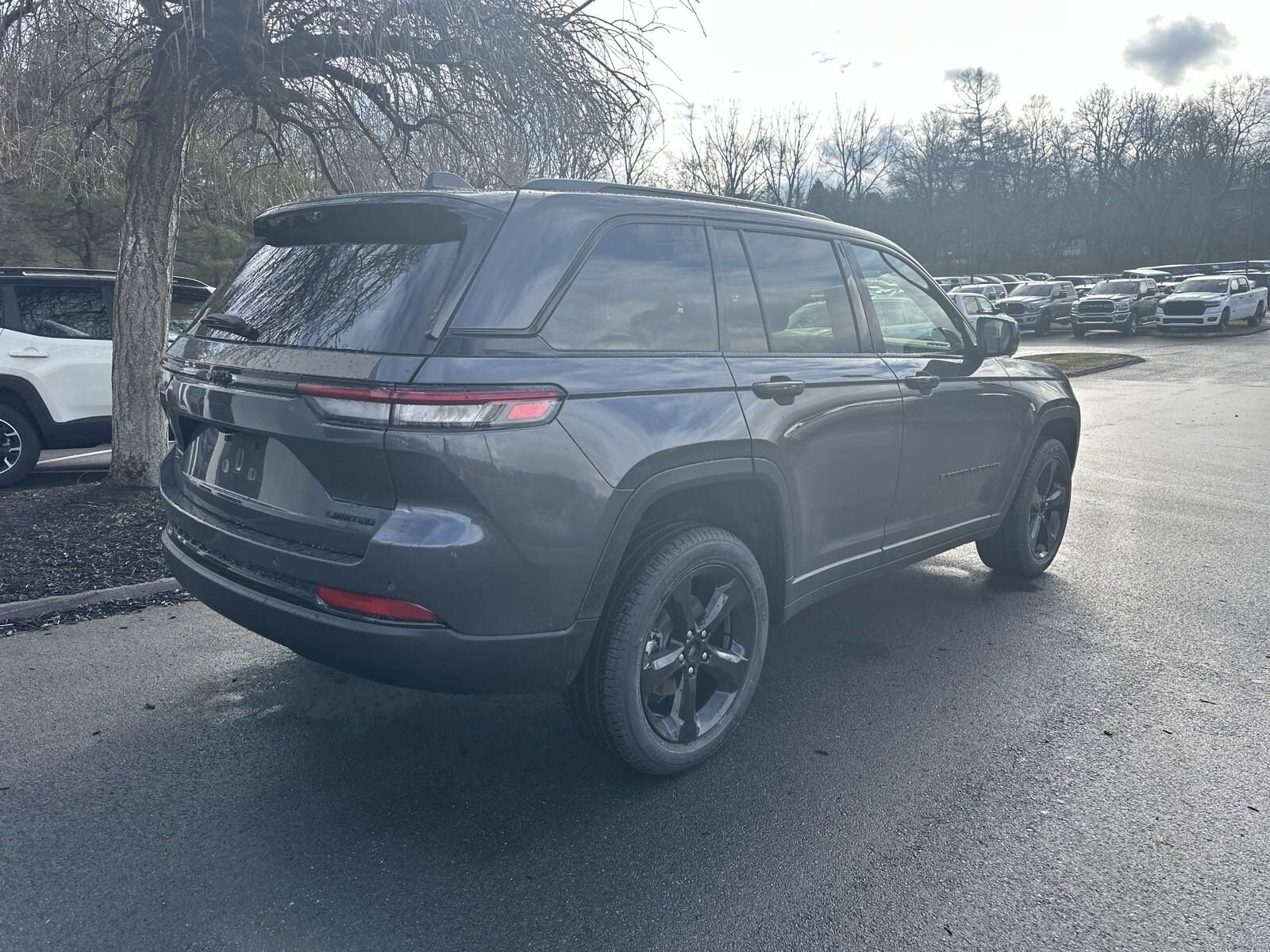 2025 Jeep Grand Cherokee Limited photo 3