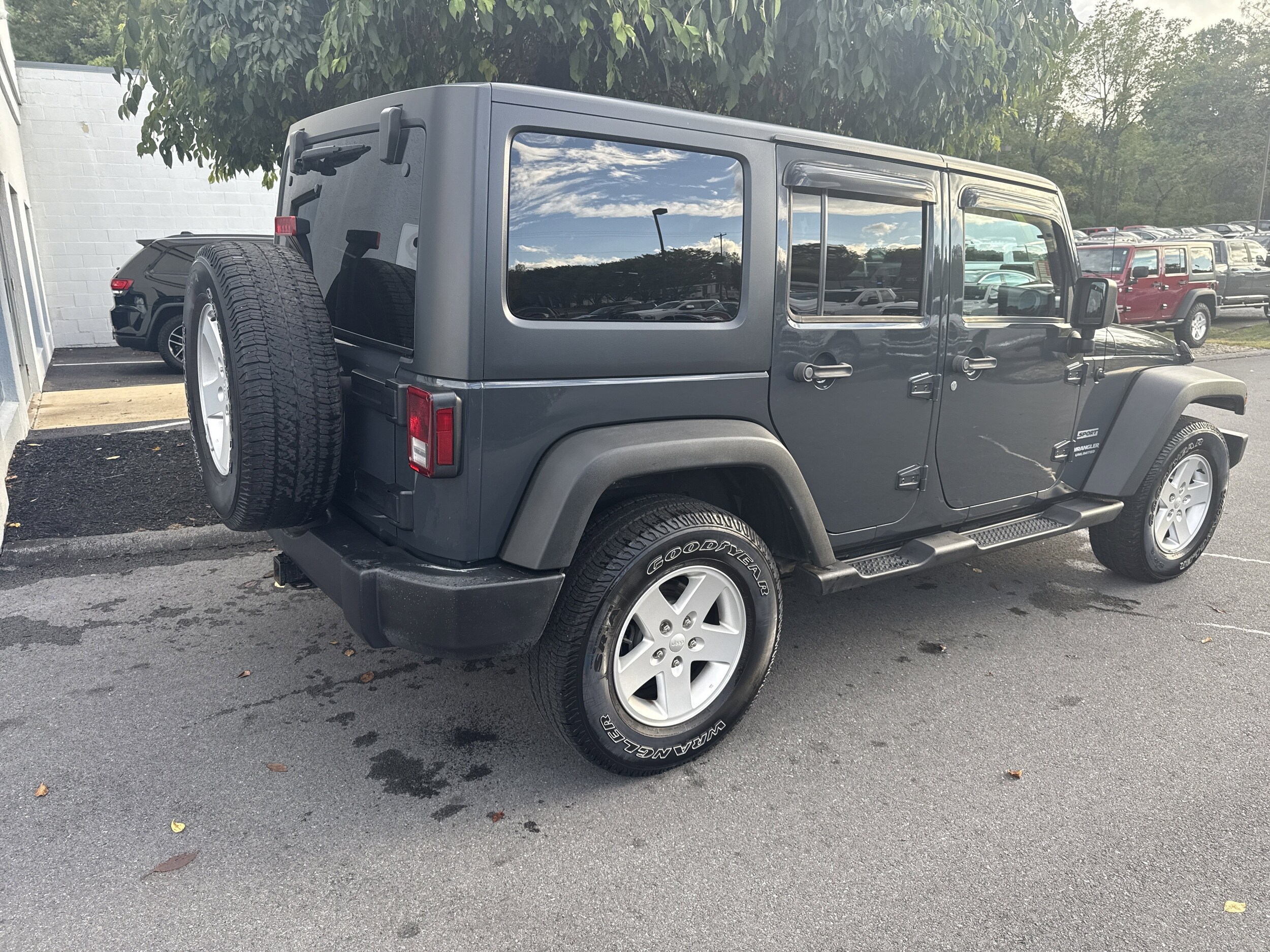 2017 Jeep Wrangler Unlimited Sport photo 3