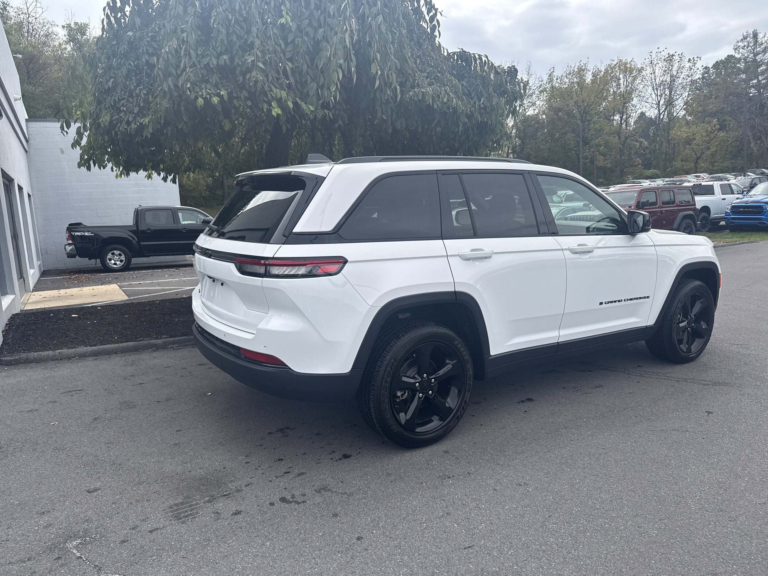 2023 Jeep Grand Cherokee Laredo photo 3