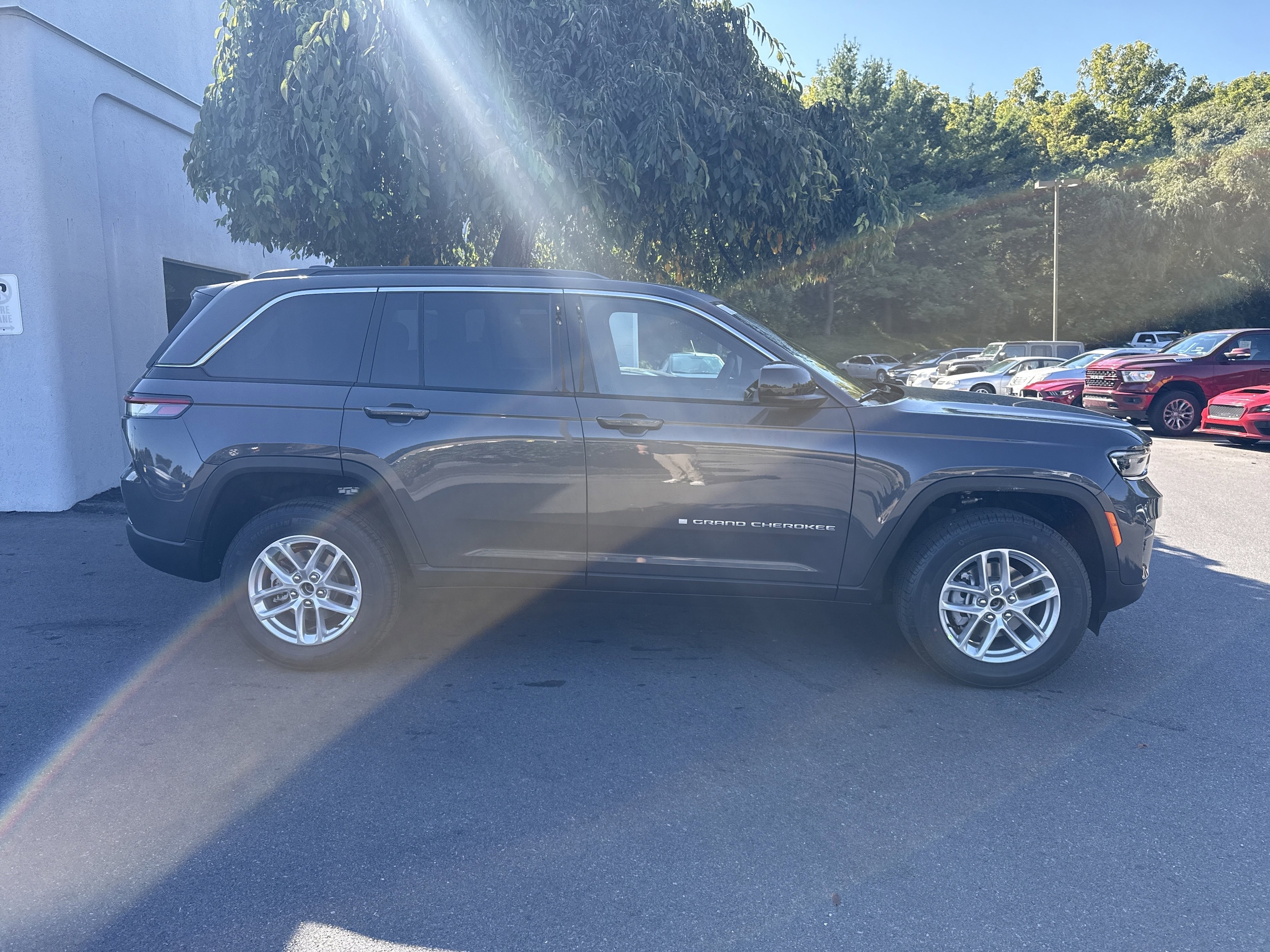 2025 Jeep Grand Cherokee Laredo - Photo 2