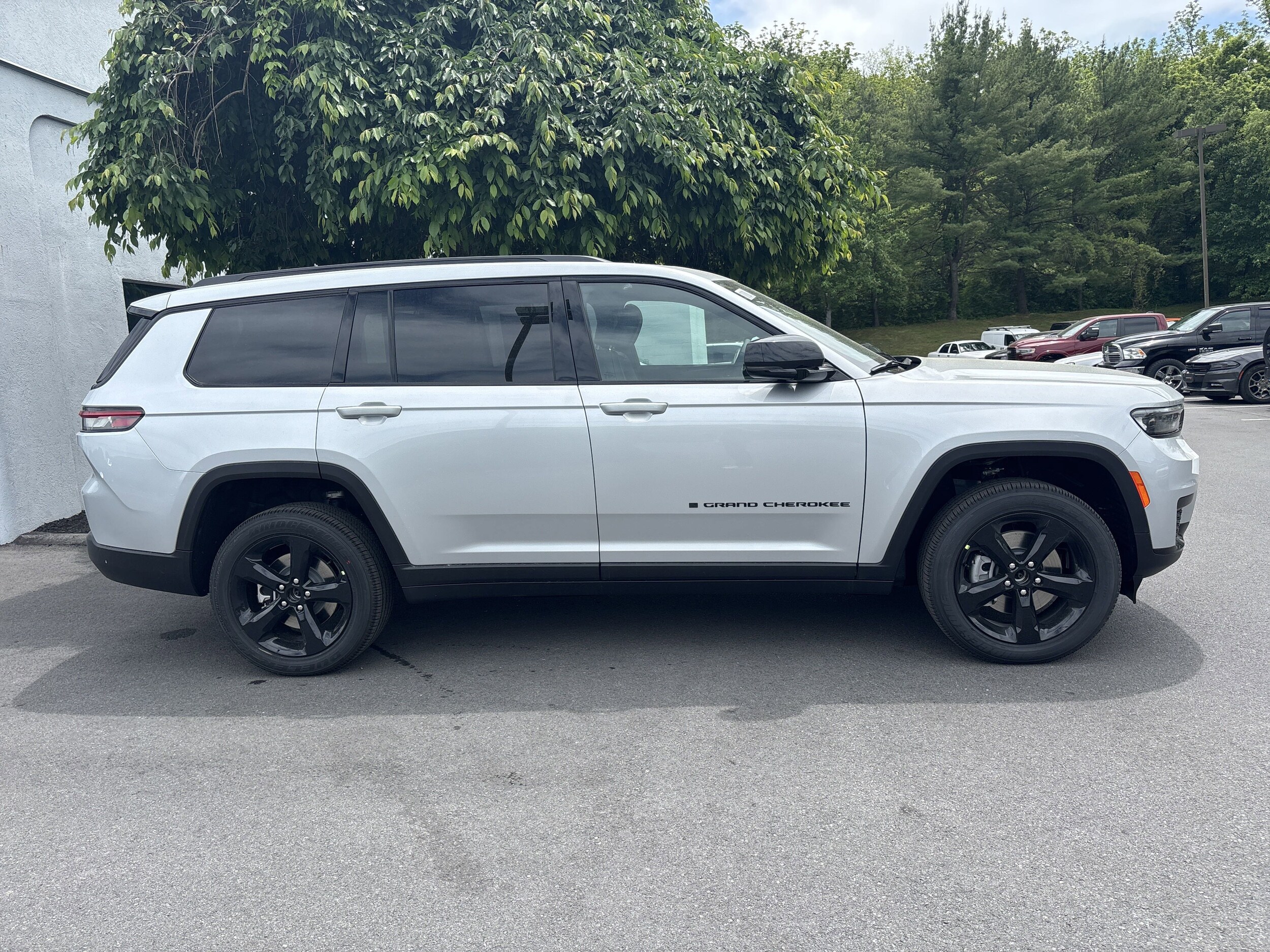2025 Jeep Grand Cherokee Altitude X photo 2