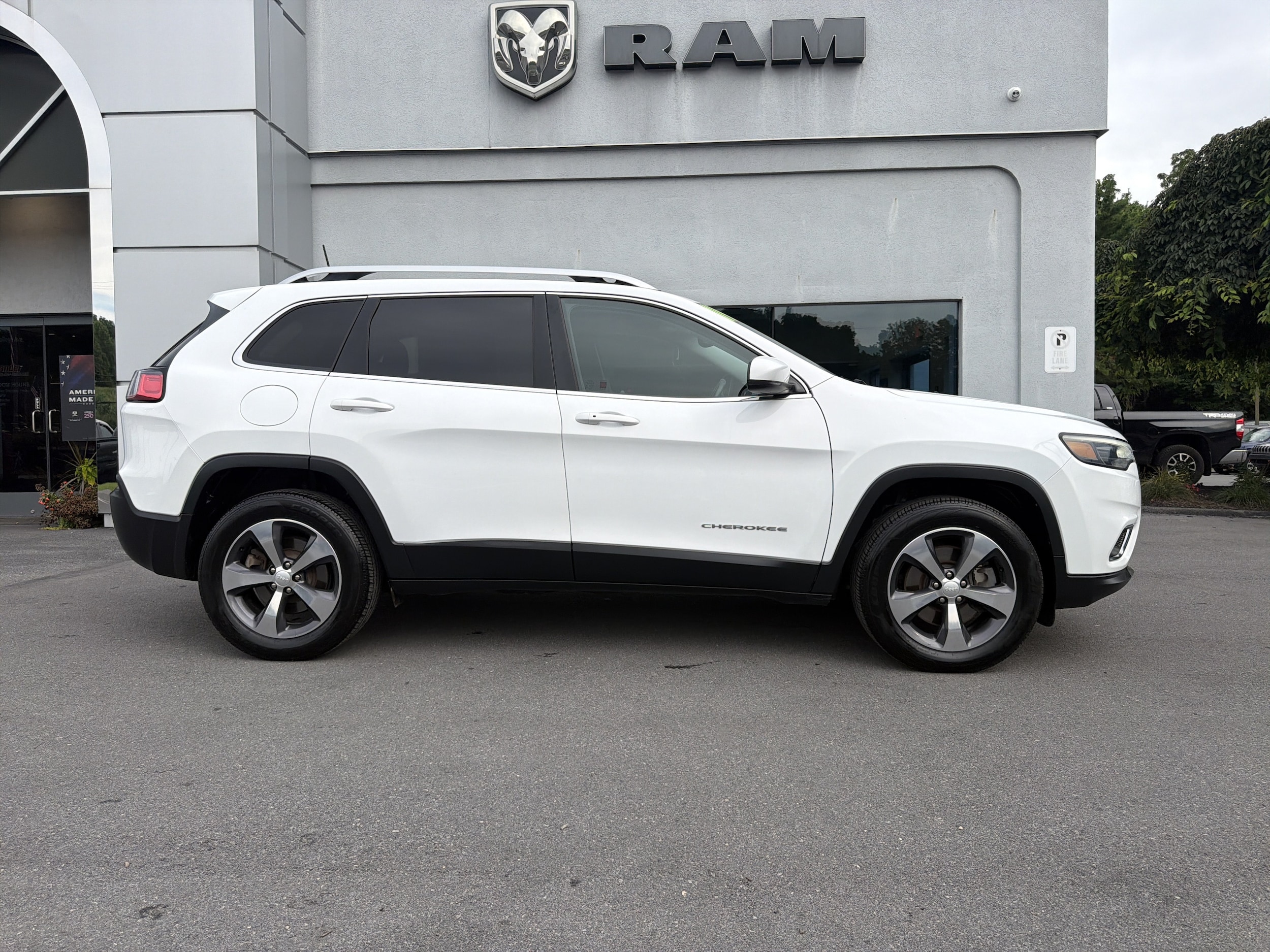 Used 2019 Jeep Cherokee Limited with VIN 1C4PJMDX2KD374082 for sale in State College, PA