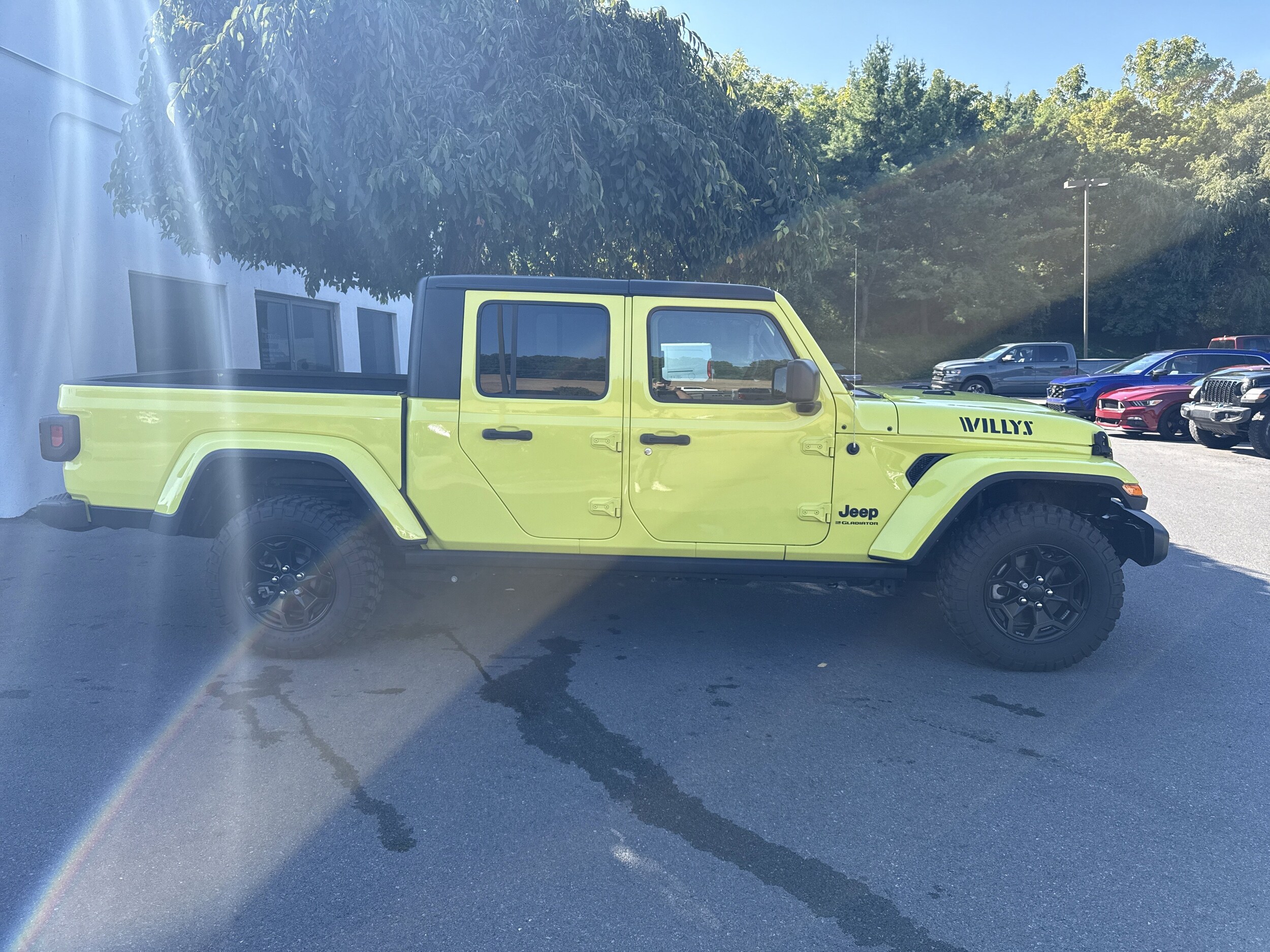 2023 Jeep Gladiator Willys photo 2