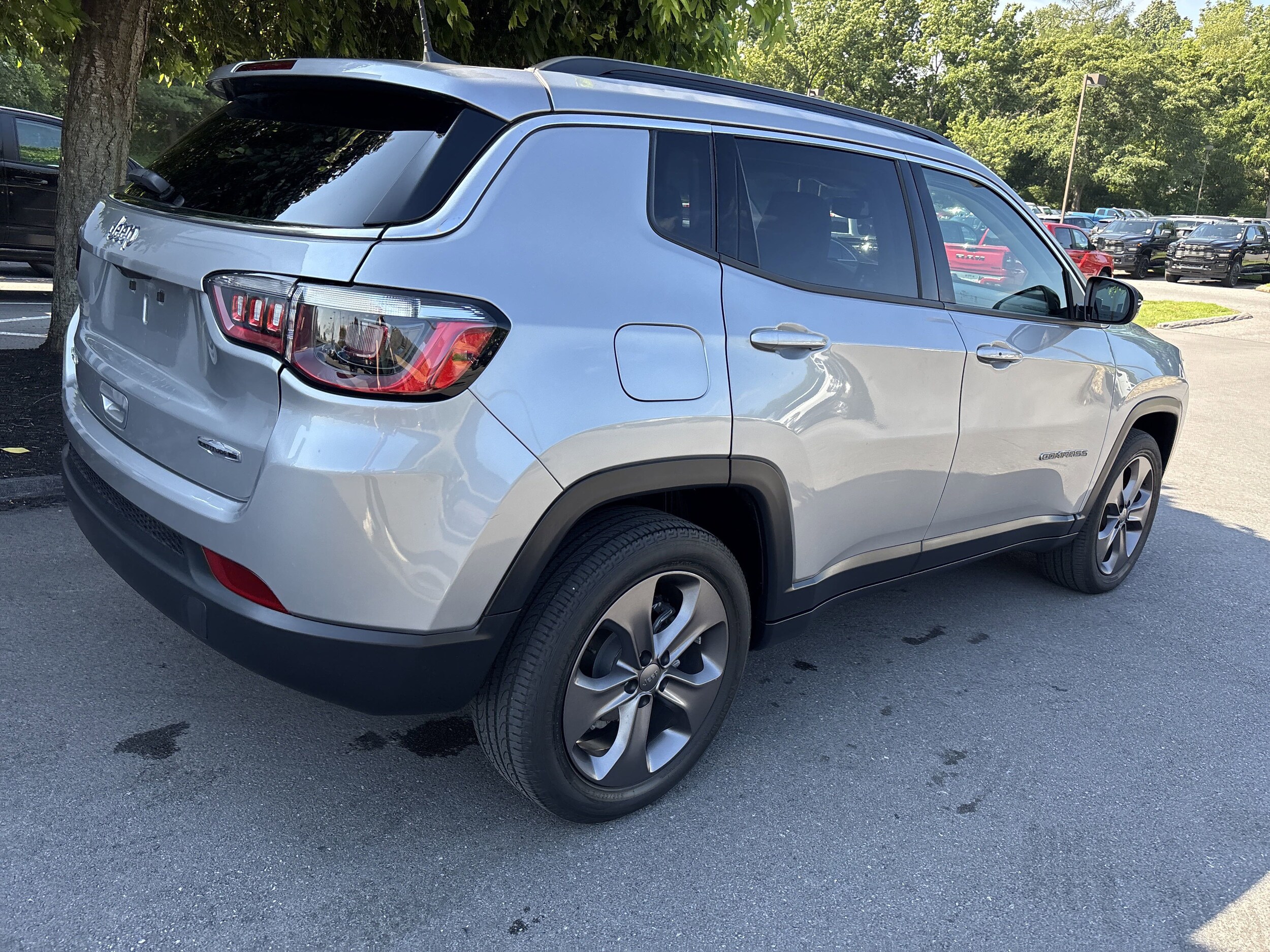 2022 Jeep Compass Latitude Lux photo 2