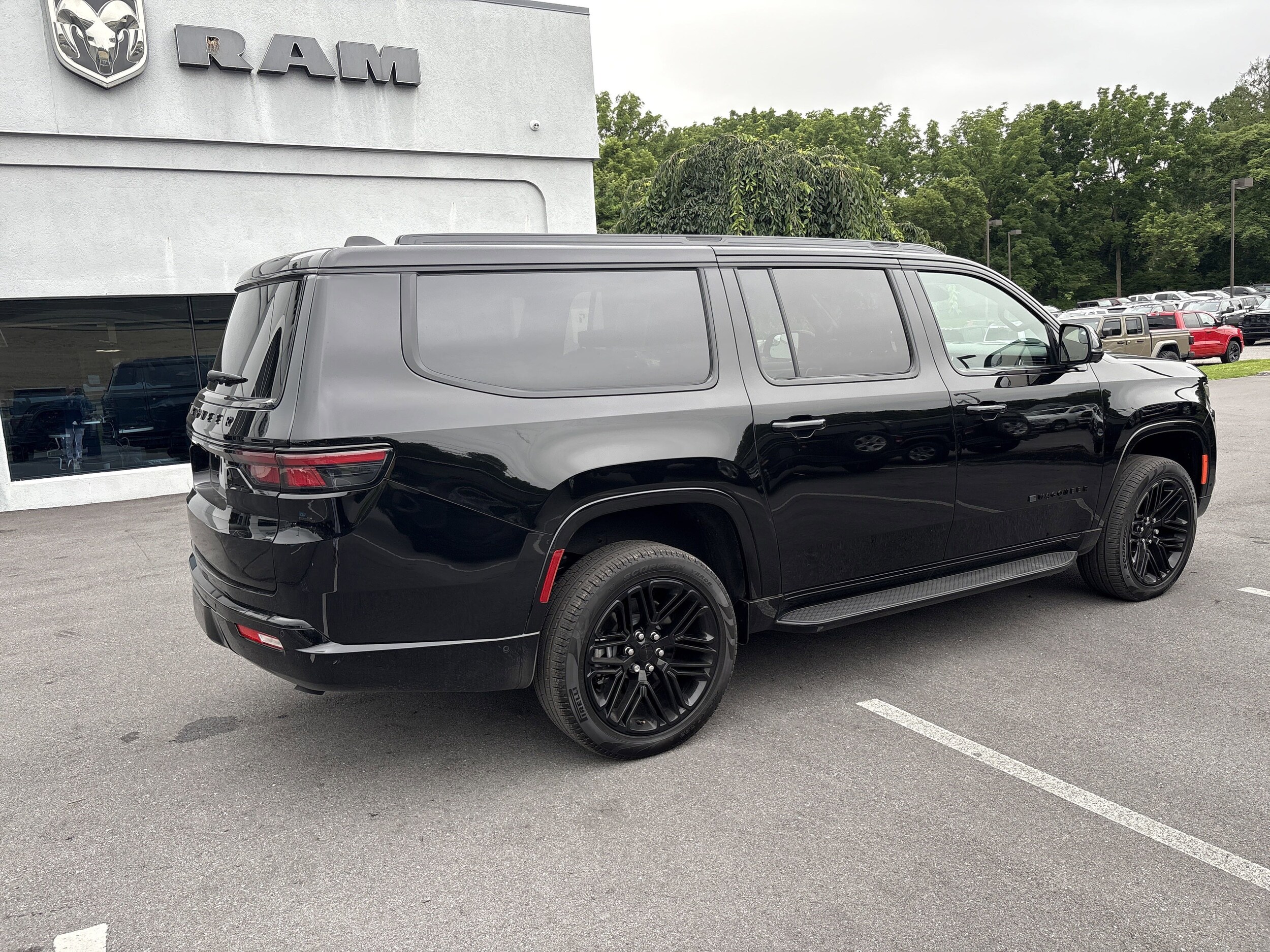 2024 Jeep Wagoneer L Series II Carbide photo 2