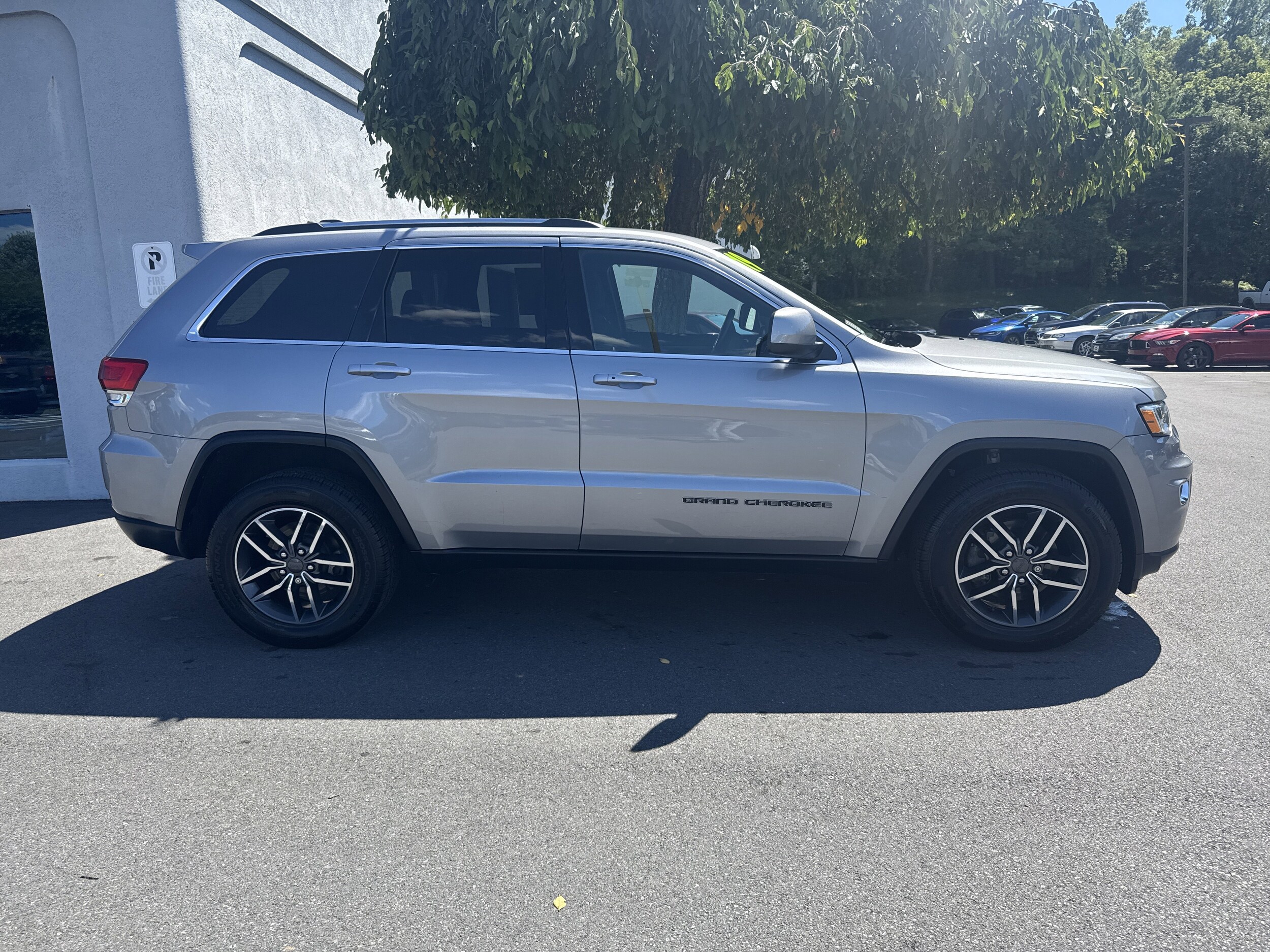 2019 Jeep Grand Cherokee Laredo E photo 2
