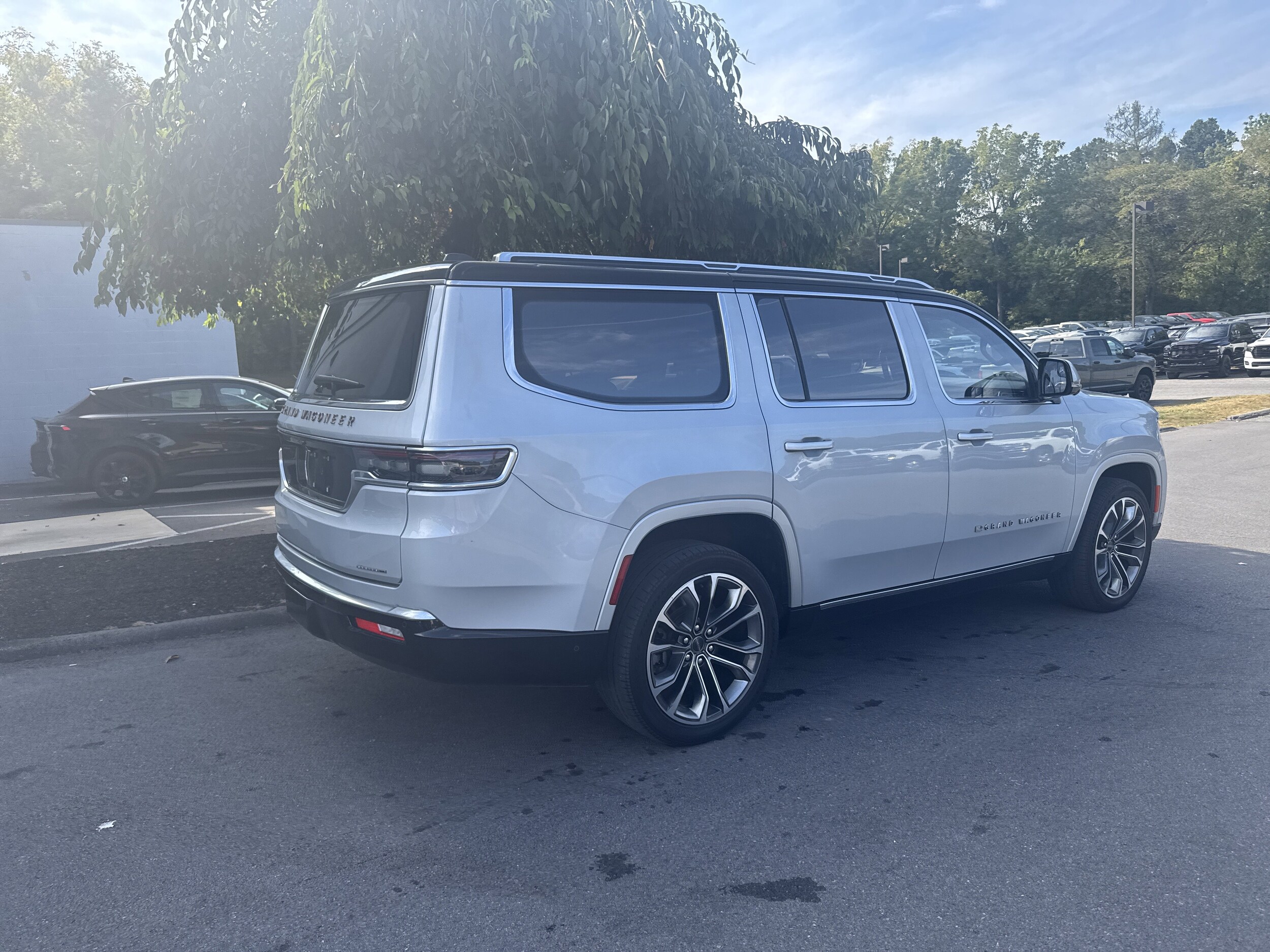 2022 Jeep Grand Wagoneer III photo 3