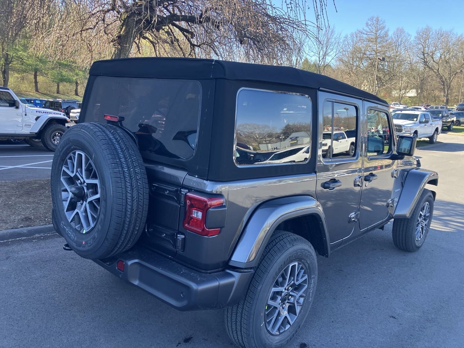 2024 Jeep Wrangler Sahara photo 3