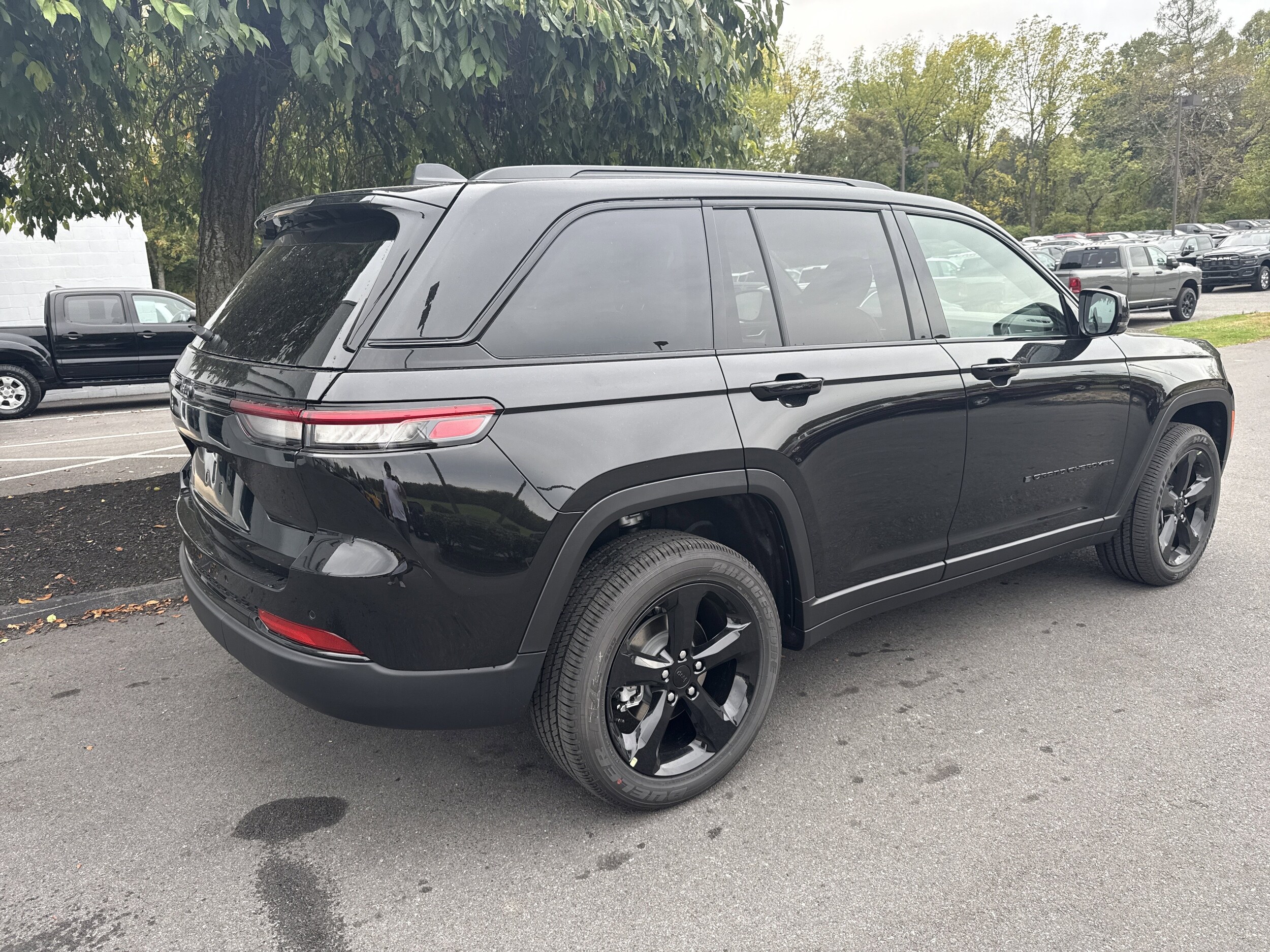 2025 Jeep Grand Cherokee Altitude photo 3