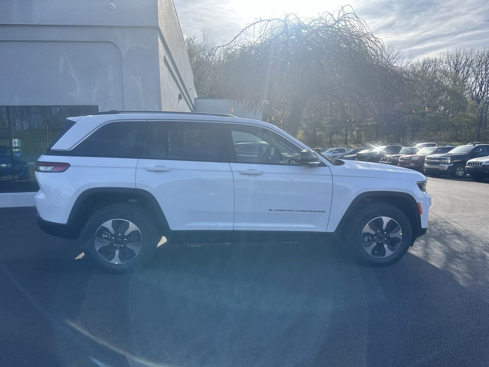 2024 Jeep Cherokee 4xe Sport photo 2