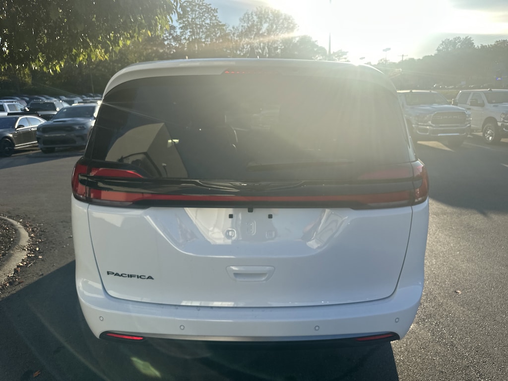 New 2026 Chrysler Pacifica SELECT Passenger Van