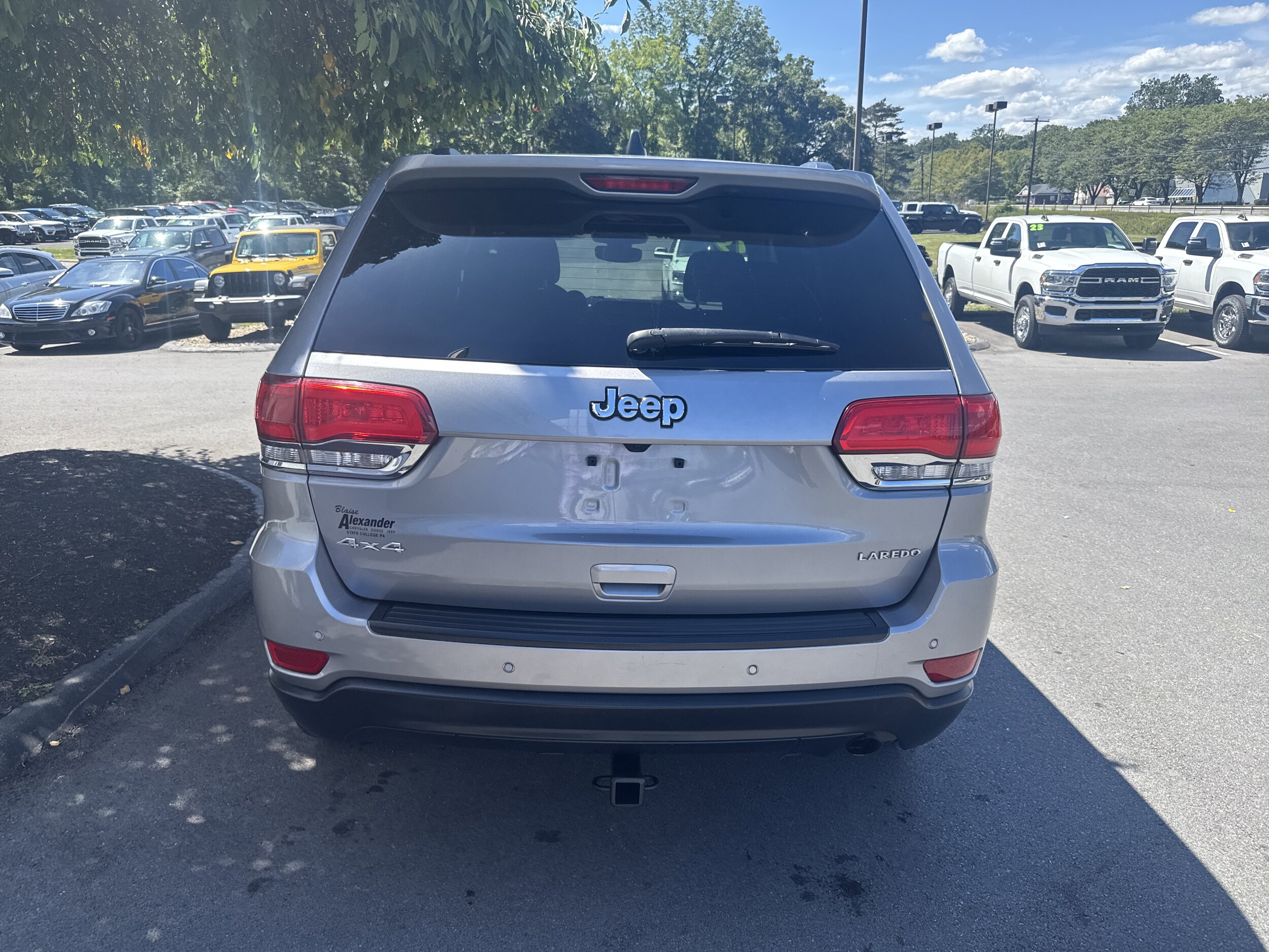 2019 Jeep Grand Cherokee Laredo E photo 2