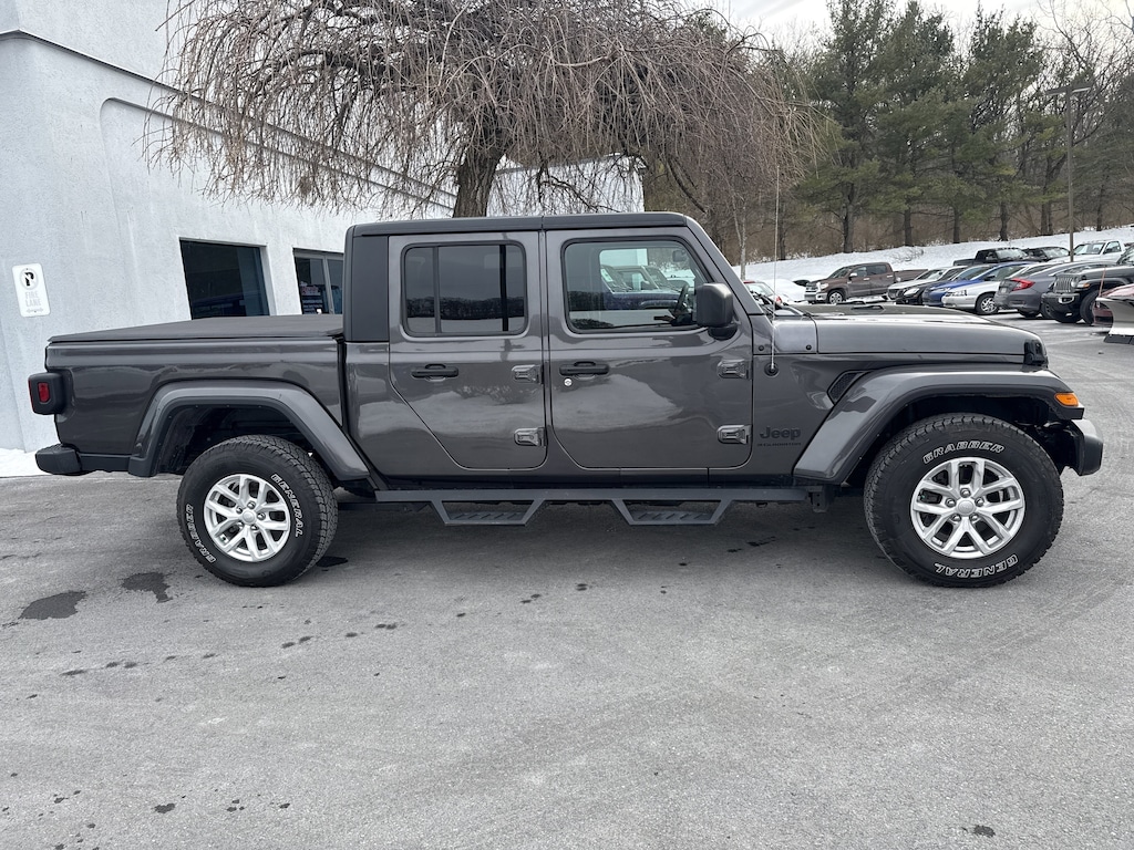 Used 2023 Jeep Gladiator Sport Truck Crew Cab