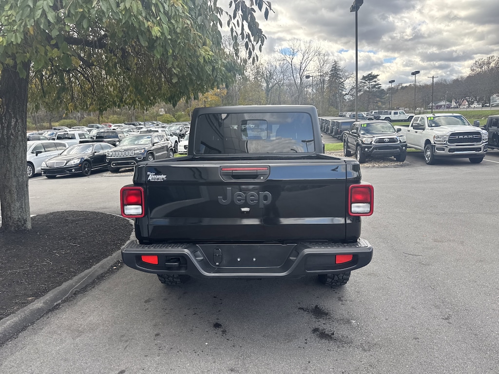 Used 2022 Jeep Gladiator Sport Truck Crew Cab