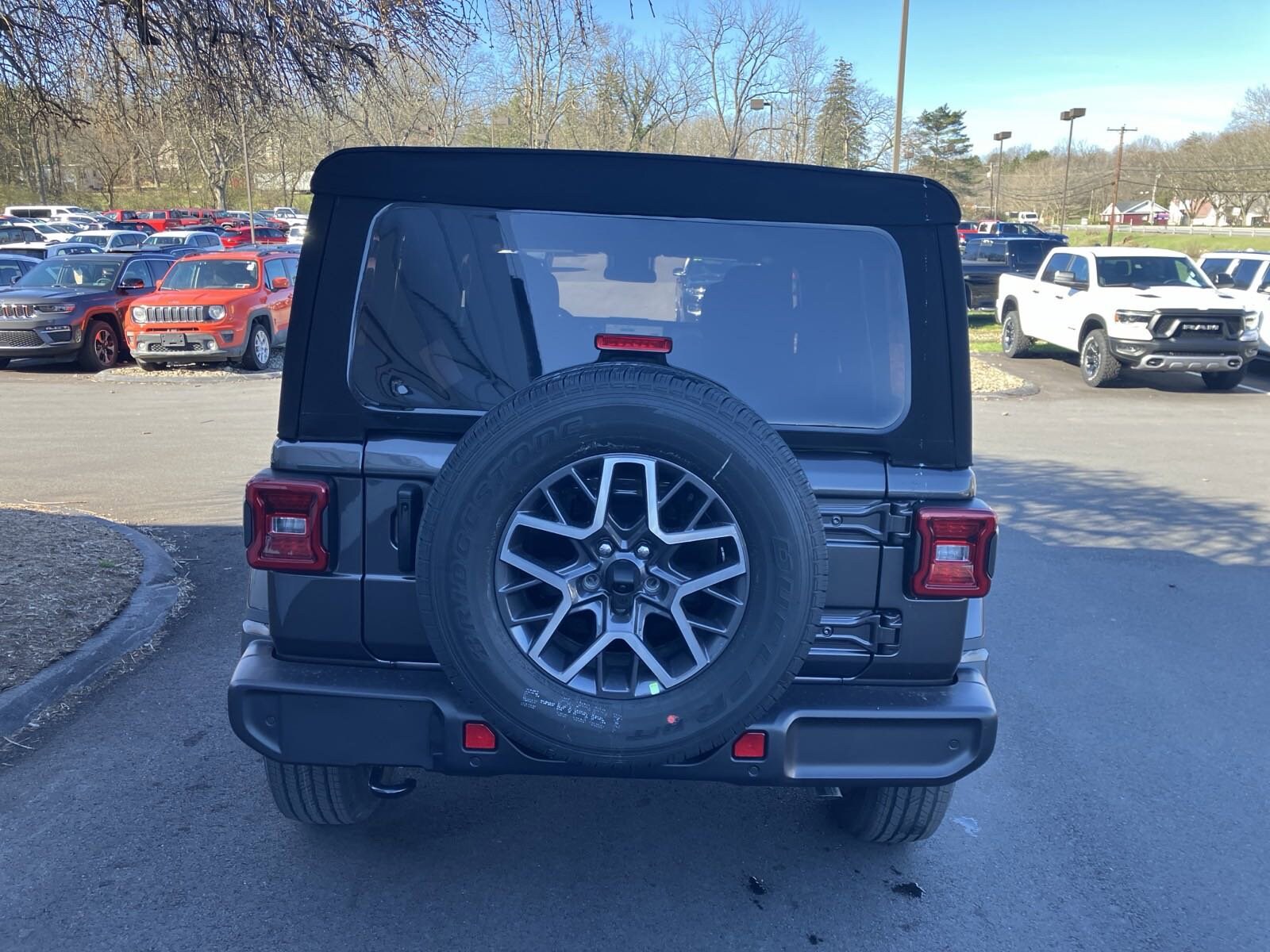2024 Jeep Wrangler Sahara photo 4