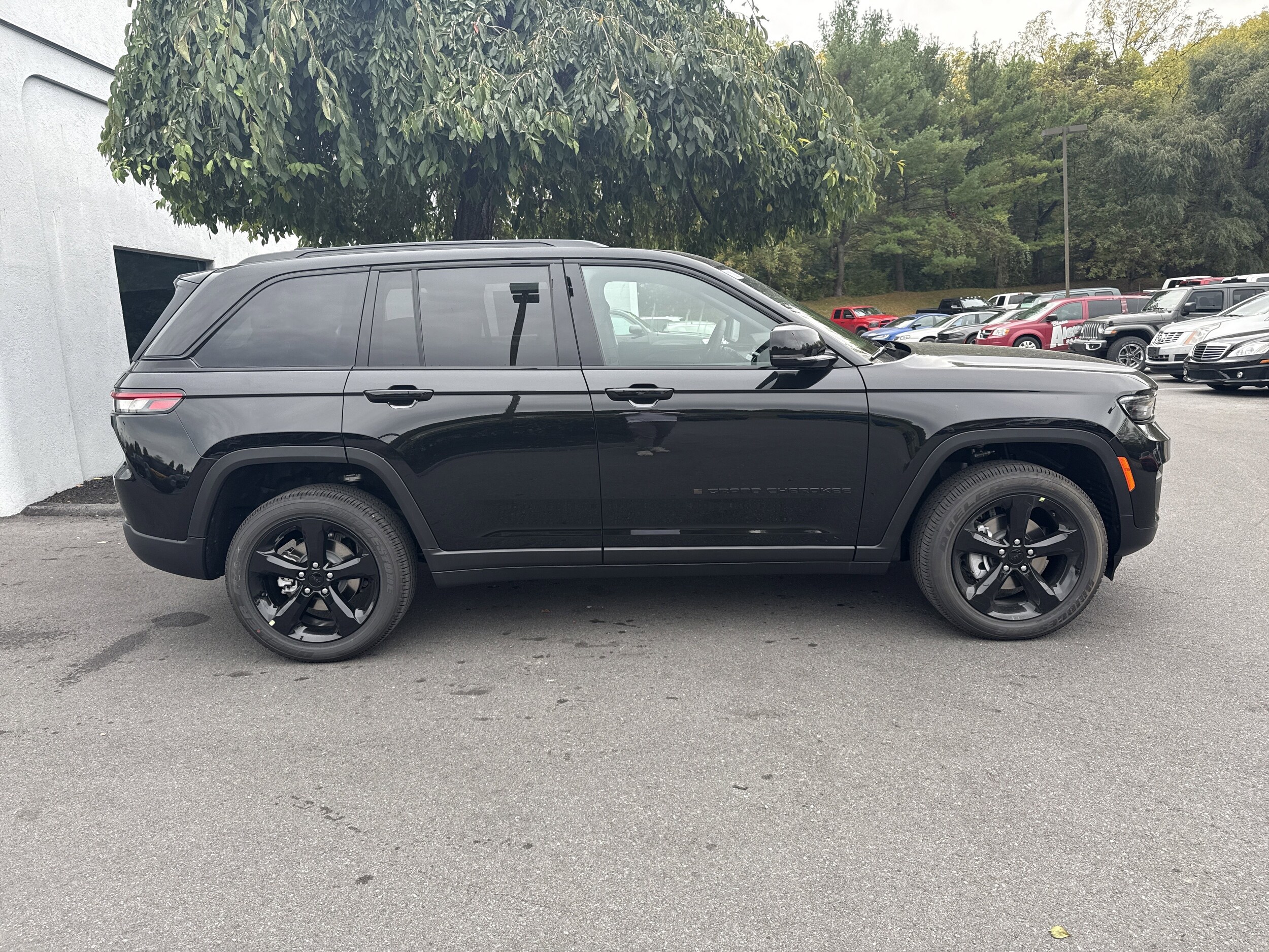 2025 Jeep Grand Cherokee Altitude photo 2