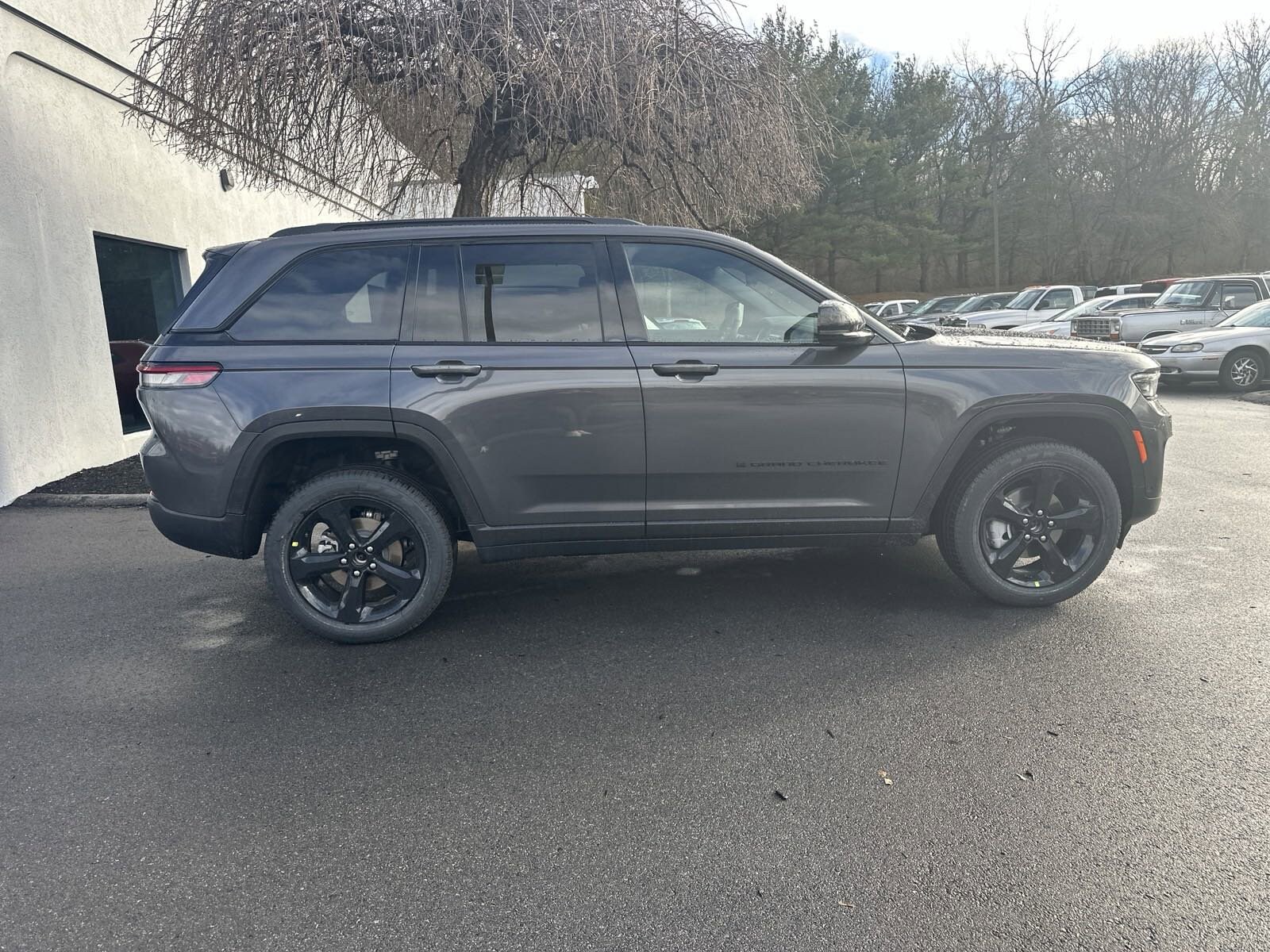 2025 Jeep Grand Cherokee Limited photo 2