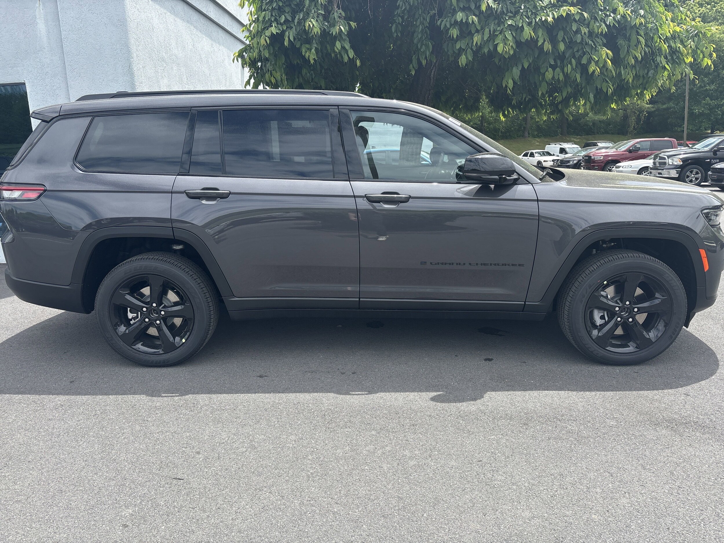 2025 Jeep Grand Cherokee Altitude photo 3