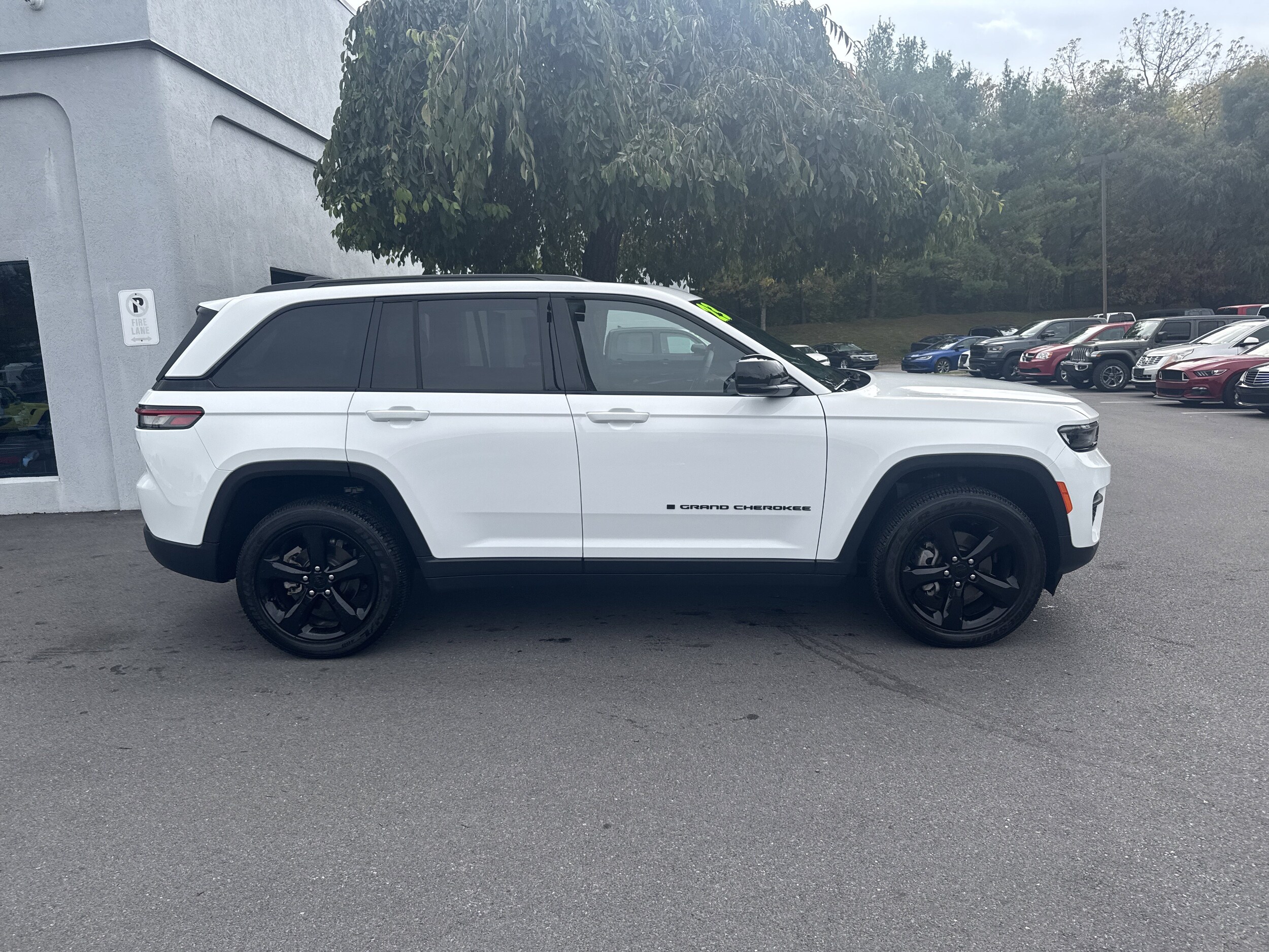 2023 Jeep Grand Cherokee Laredo photo 2