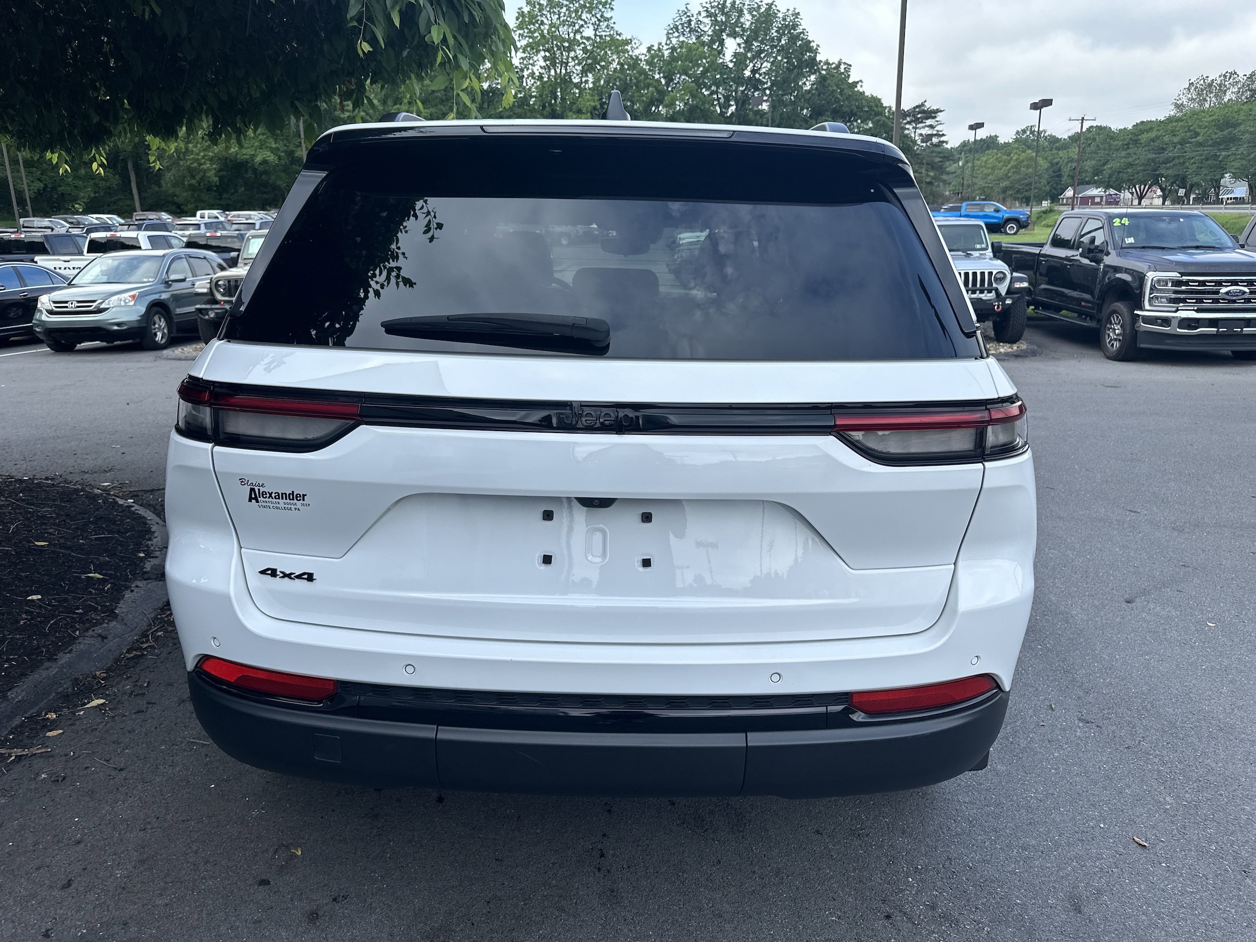 2023 Jeep Grand Cherokee Laredo photo 4