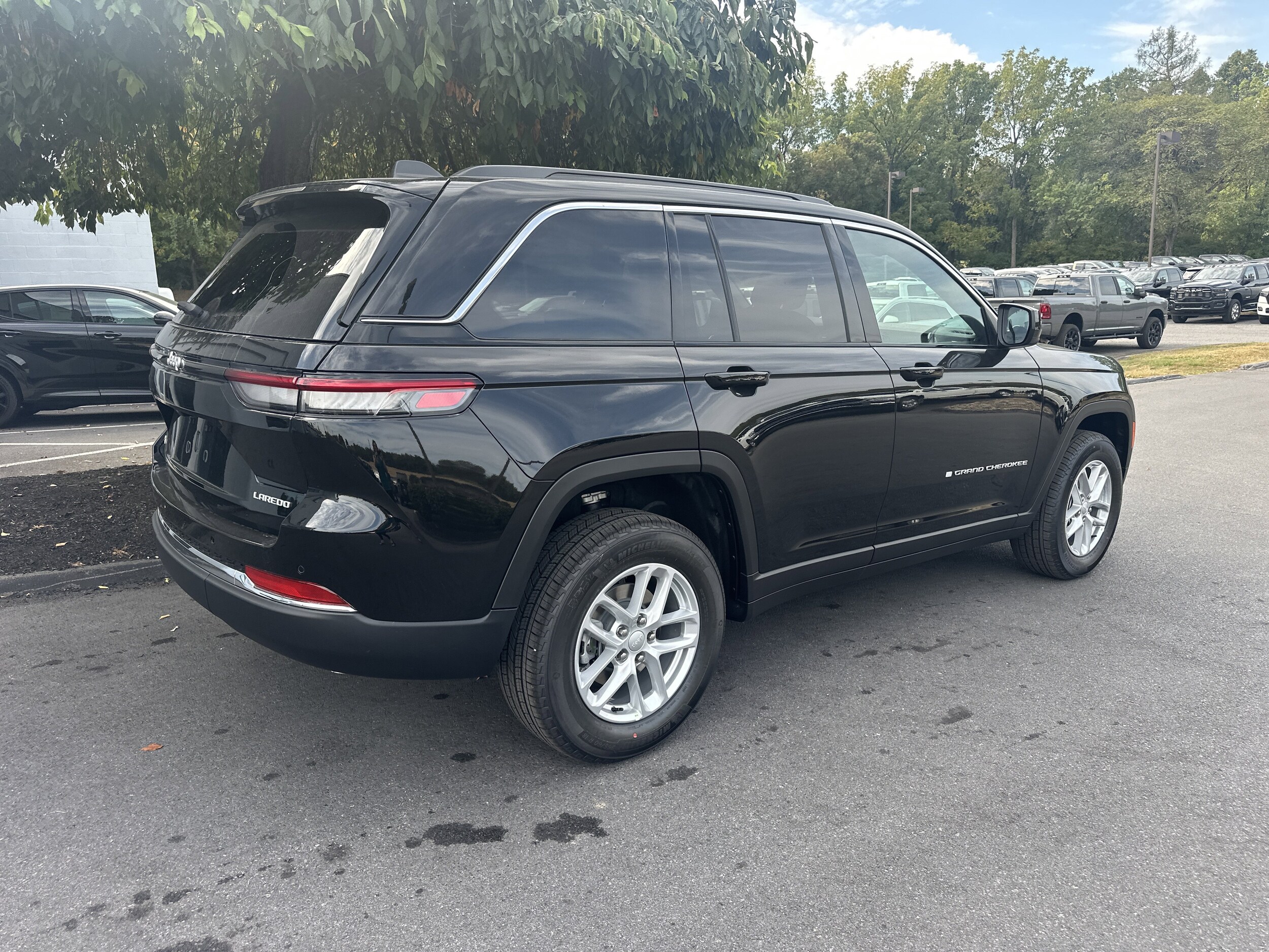 2025 Jeep Grand Cherokee Laredo photo 2