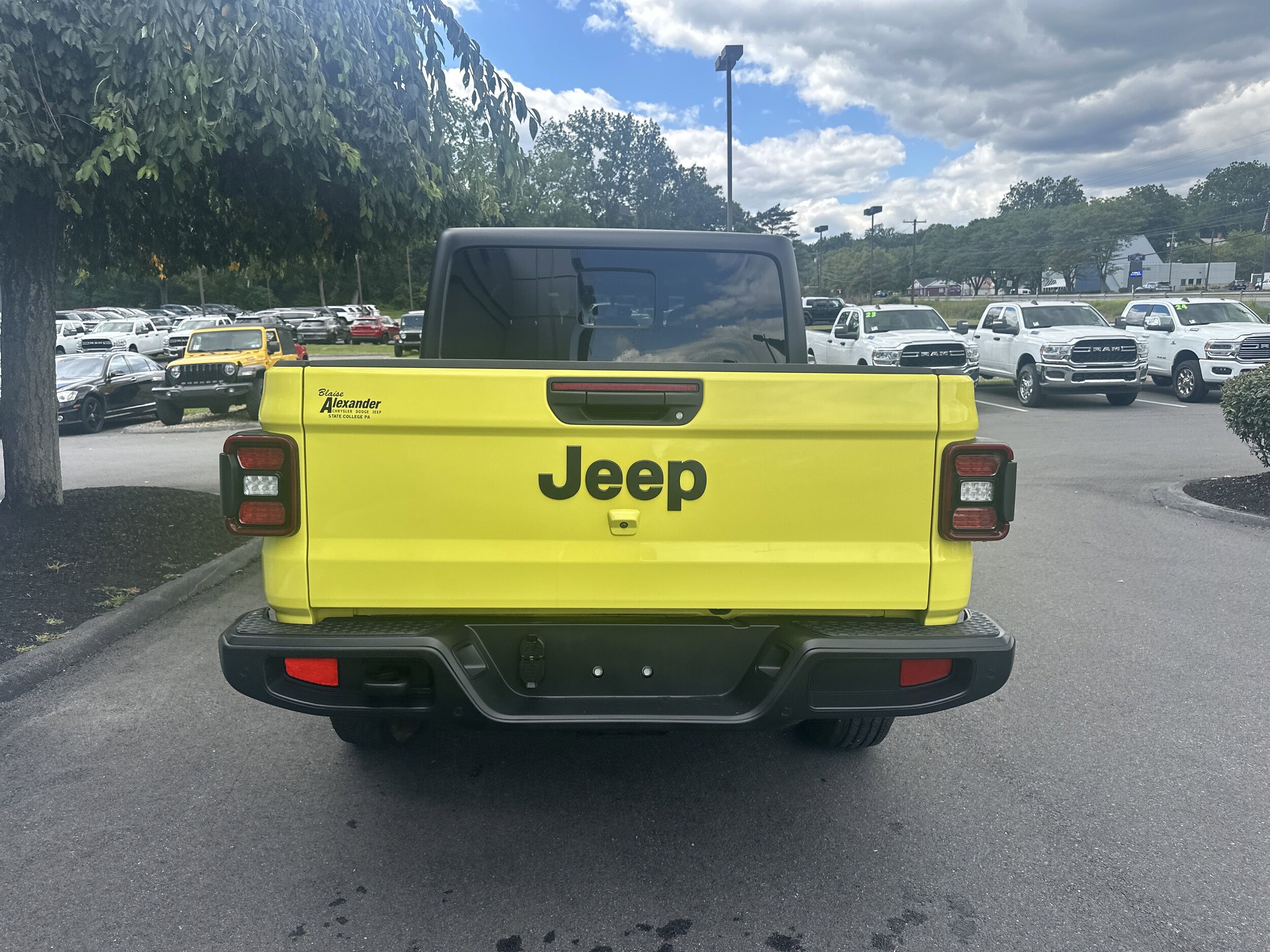 2023 Jeep Gladiator Sport S photo 4