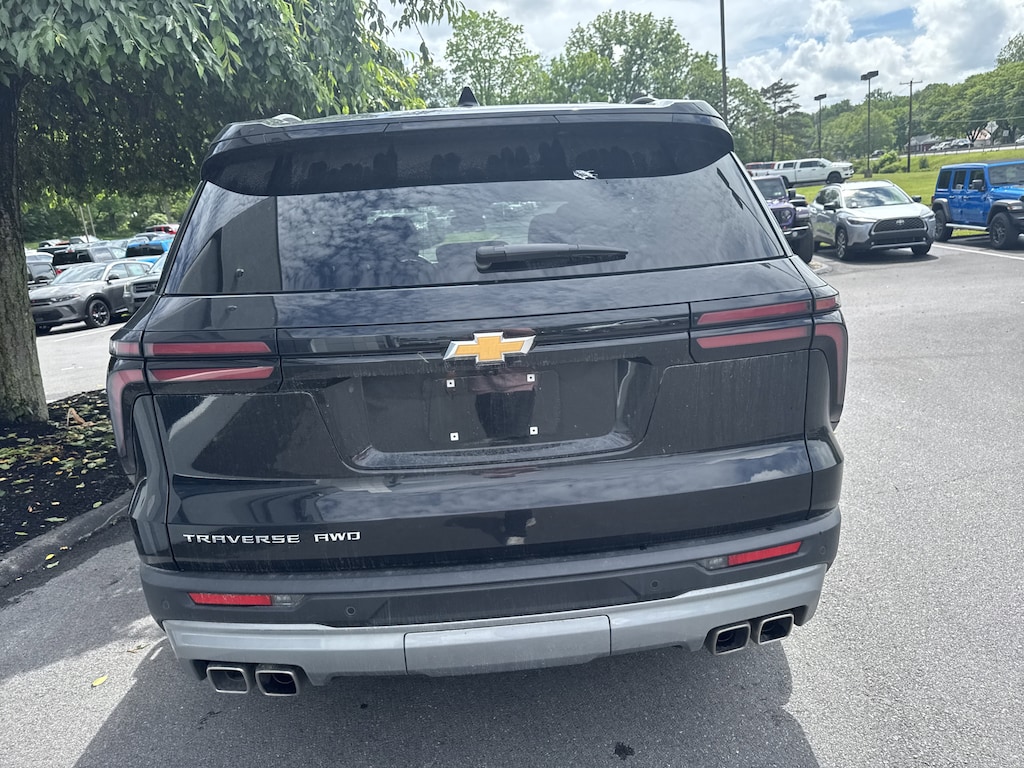 Used 2025 Chevrolet Traverse LT SUV