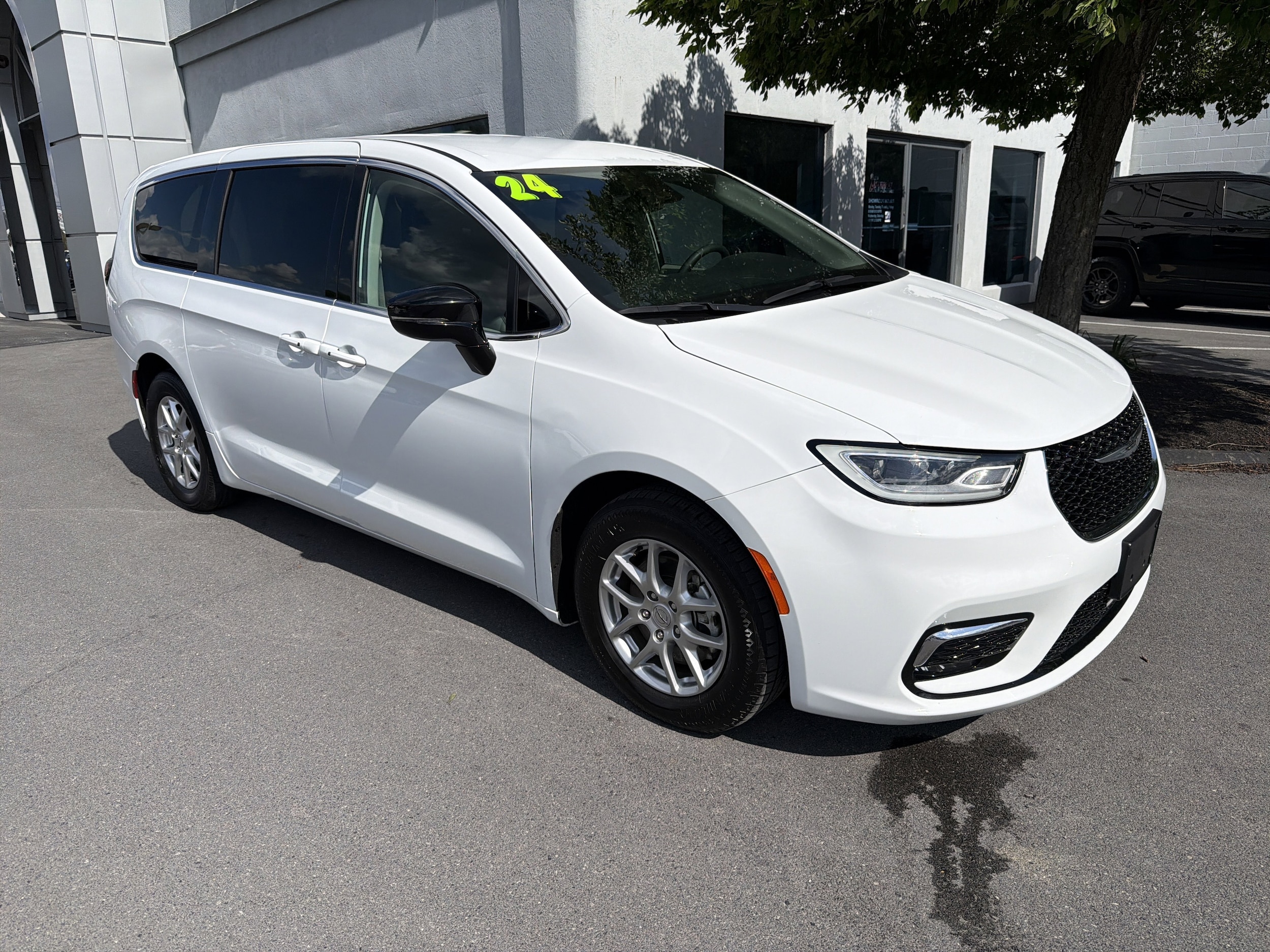 2024 Chrysler Pacifica Touring L's photo