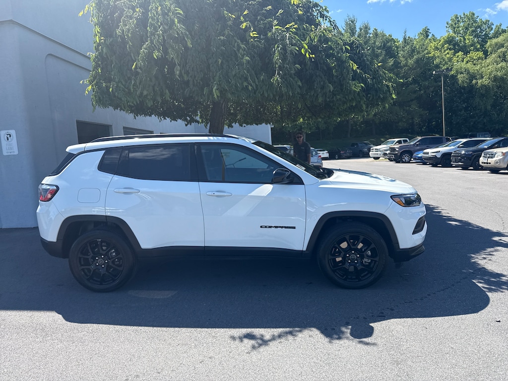 Used 2025 Jeep Compass Latitude SUV