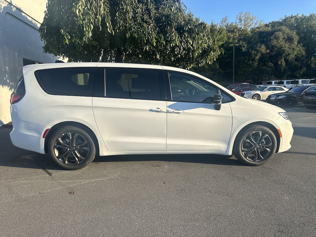 New 2026 Chrysler Pacifica SELECT Passenger Van