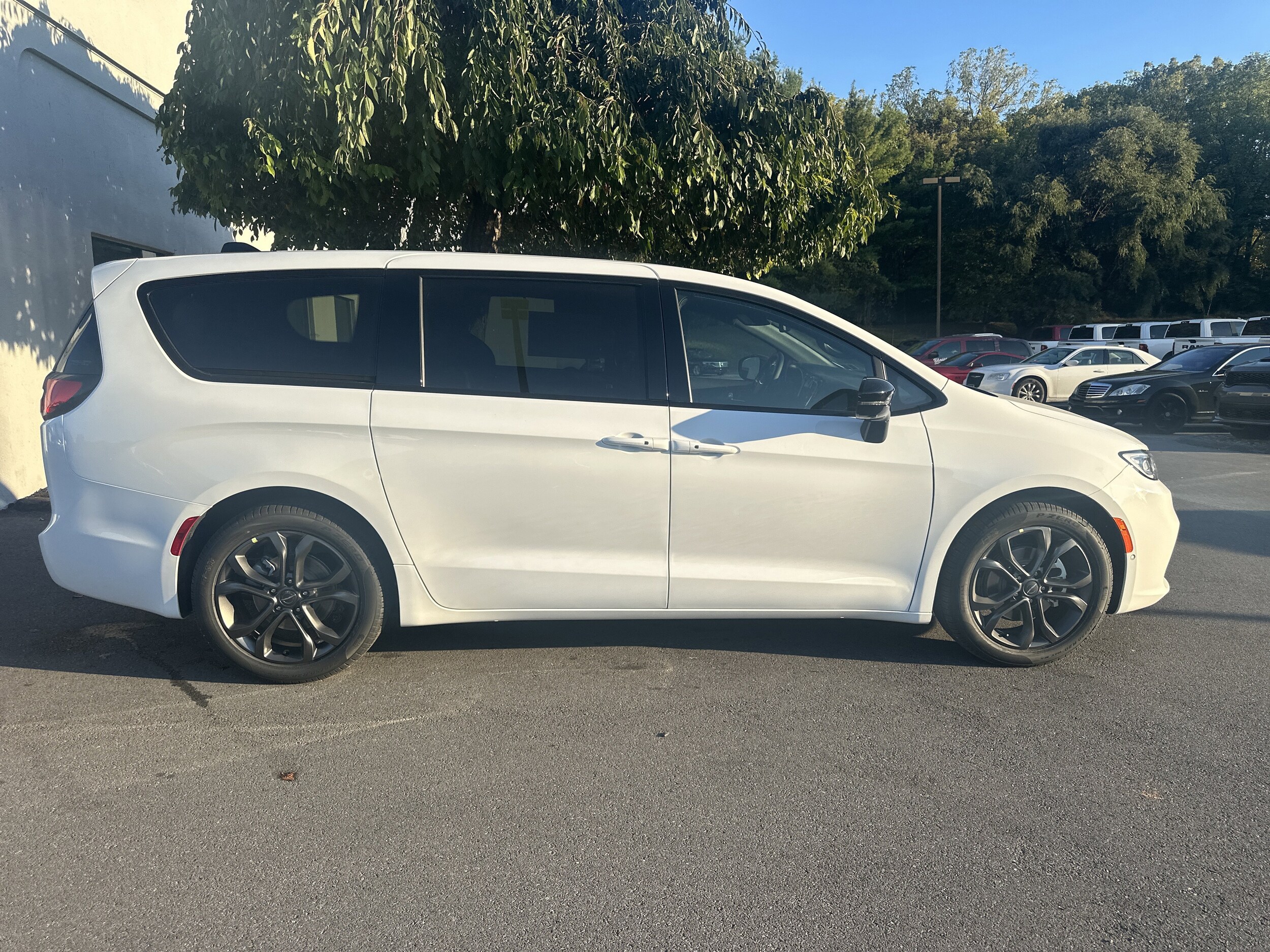 2026 Chrysler Pacifica photo 2