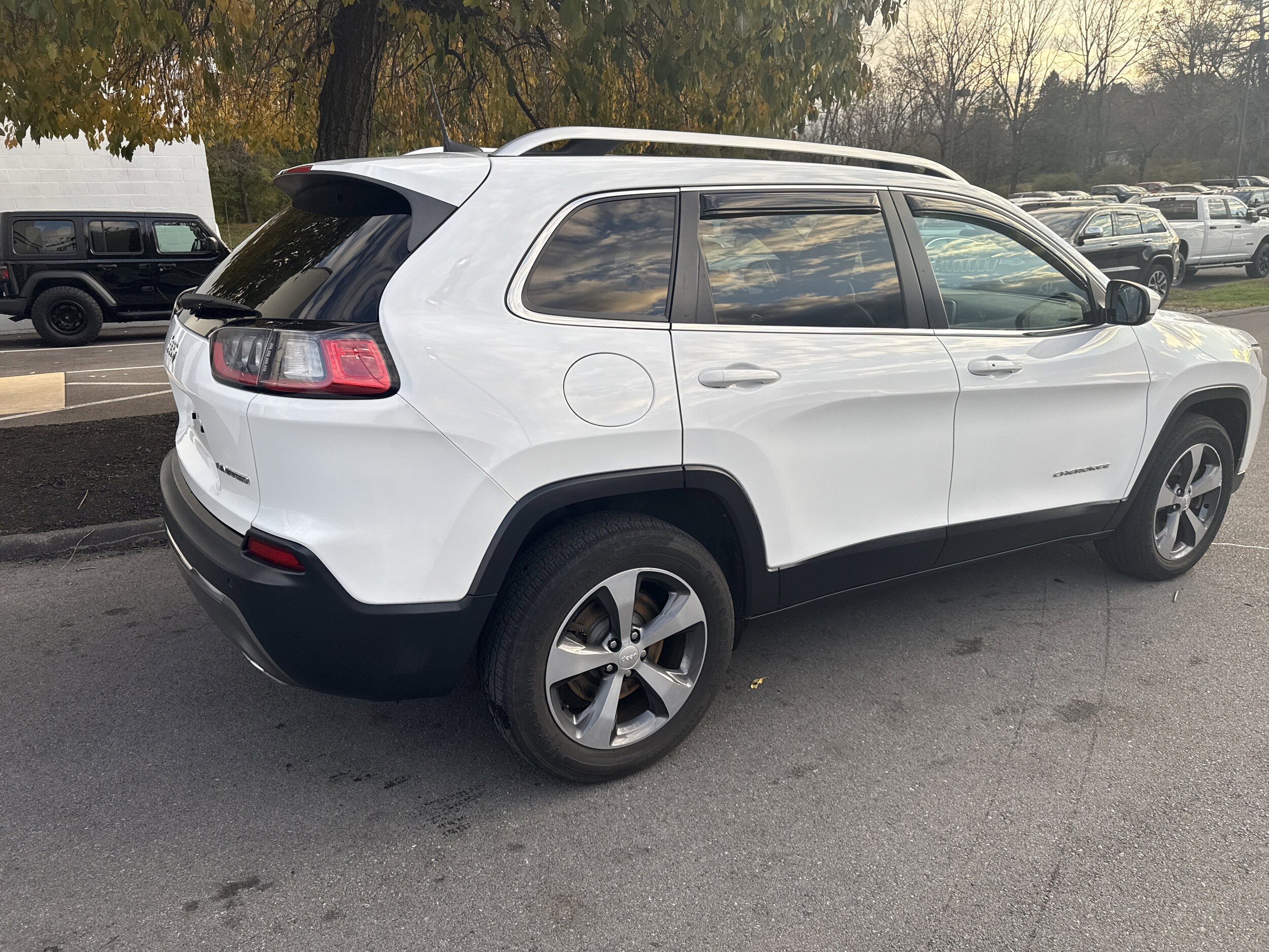 2019 Jeep Cherokee Limited photo 2