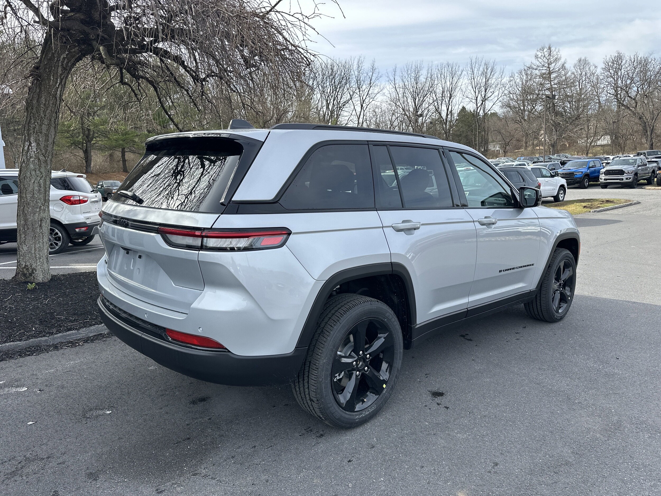 2025 Jeep Grand Cherokee Altitude photo 2
