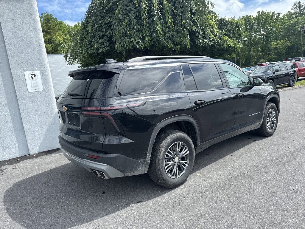 Used 2025 Chevrolet Traverse LT SUV