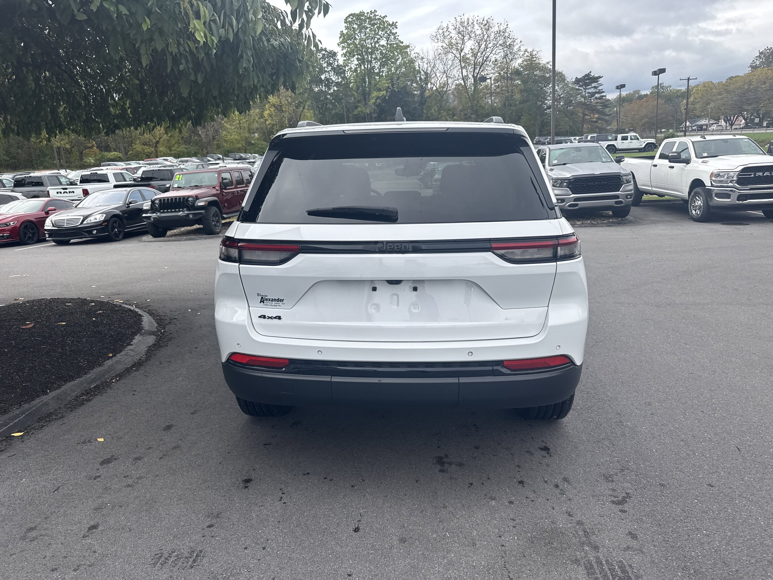 2023 Jeep Grand Cherokee Laredo photo 4