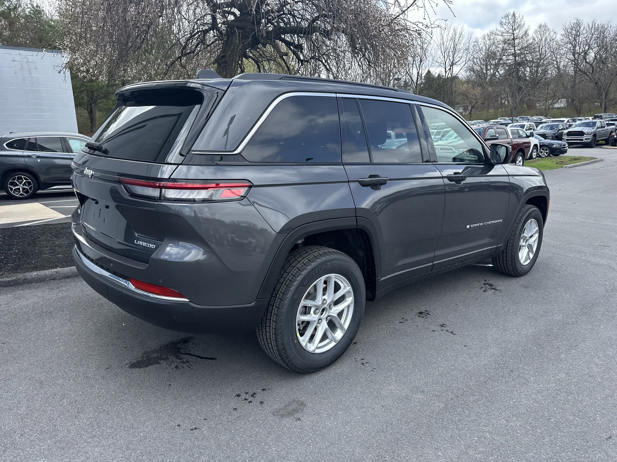 2025 Jeep Grand Cherokee Laredo photo 3