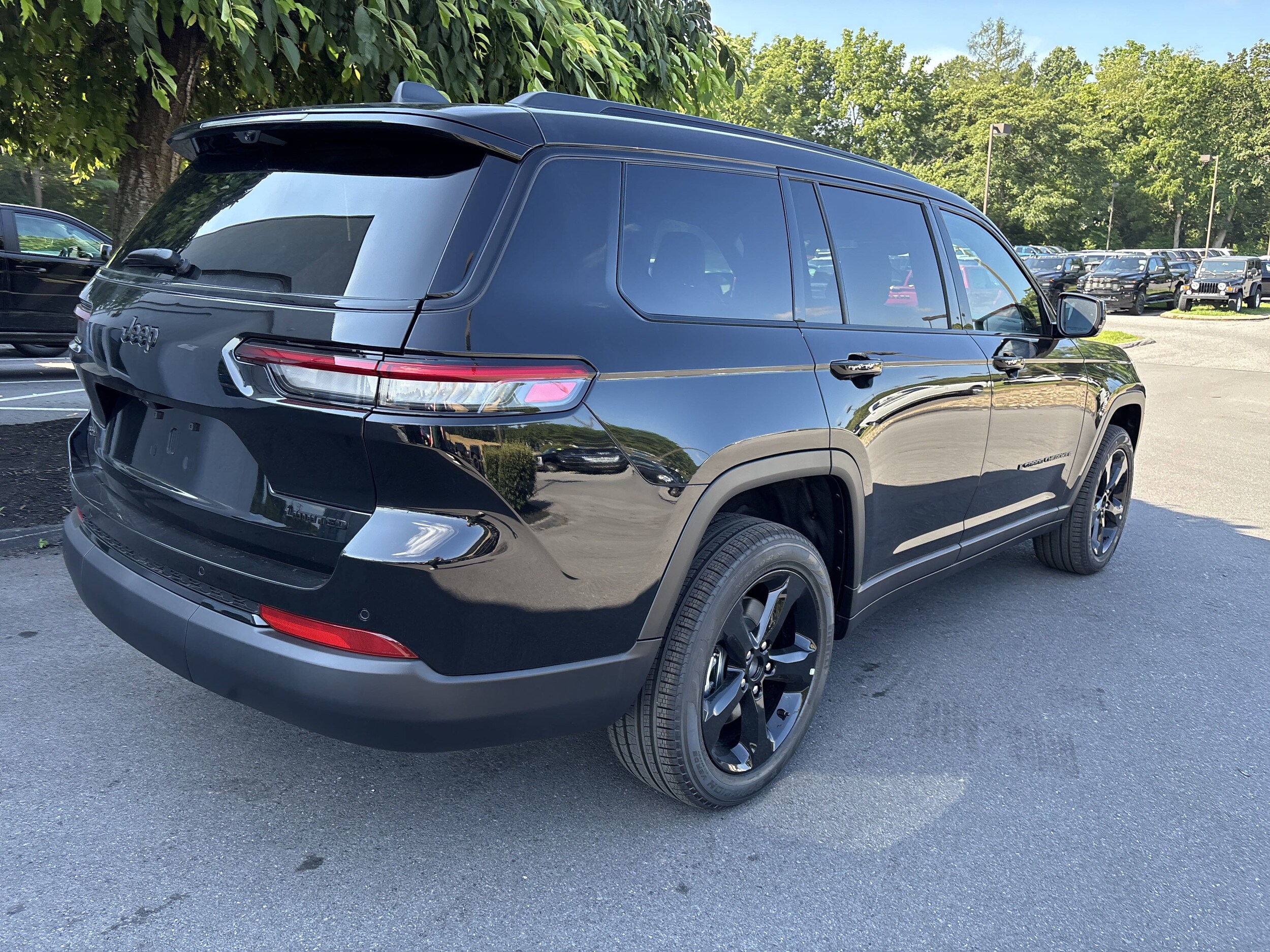 2025 Jeep Grand Cherokee Limited photo 3