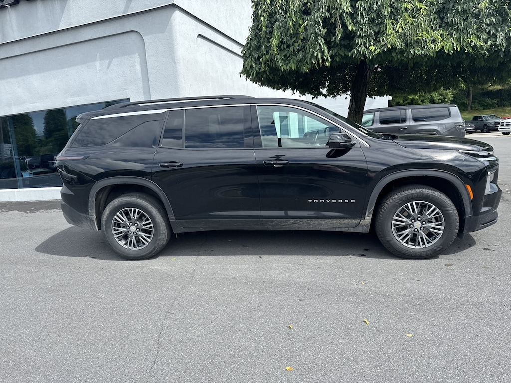 Used 2025 Chevrolet Traverse LT SUV