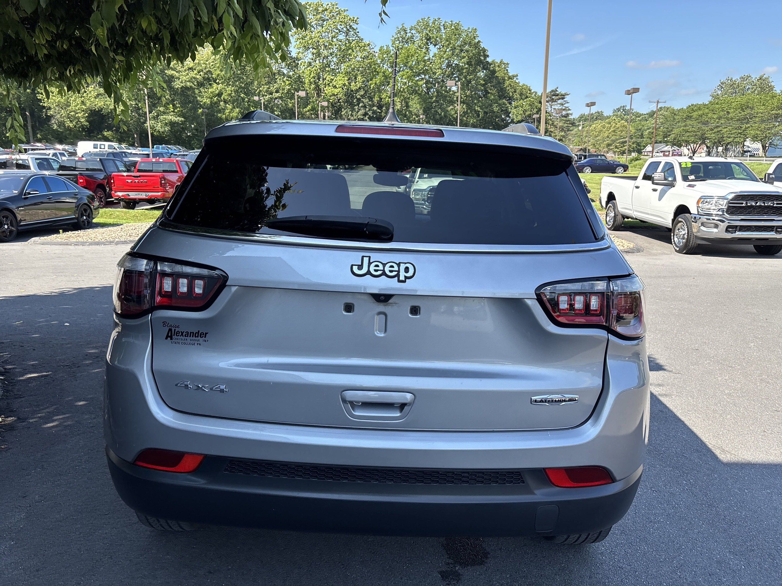 2022 Jeep Compass Latitude Lux photo 3