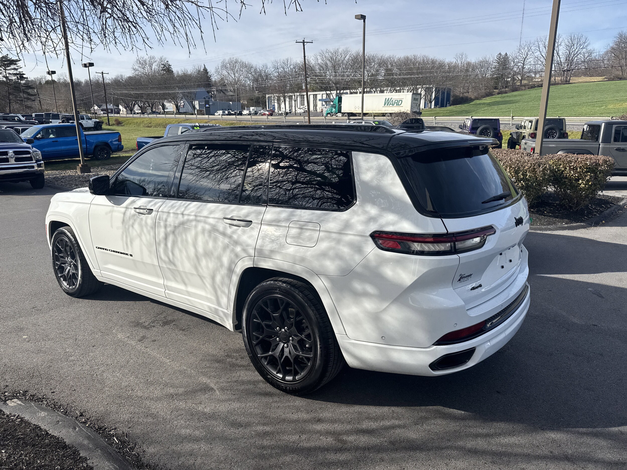 2023 Jeep Grand Cherokee L Summit photo 2