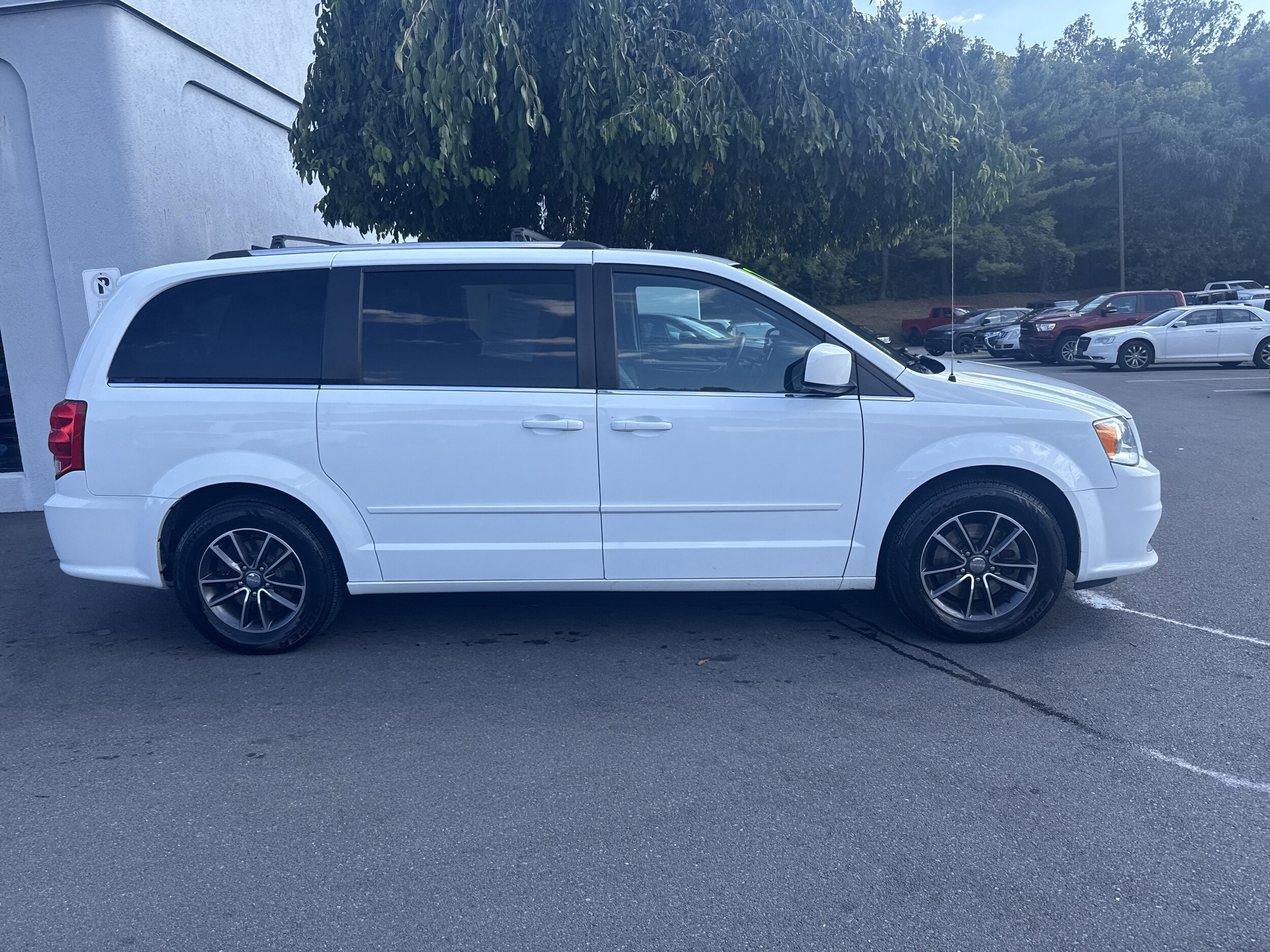 2017 Dodge Grand Caravan SXT photo 2