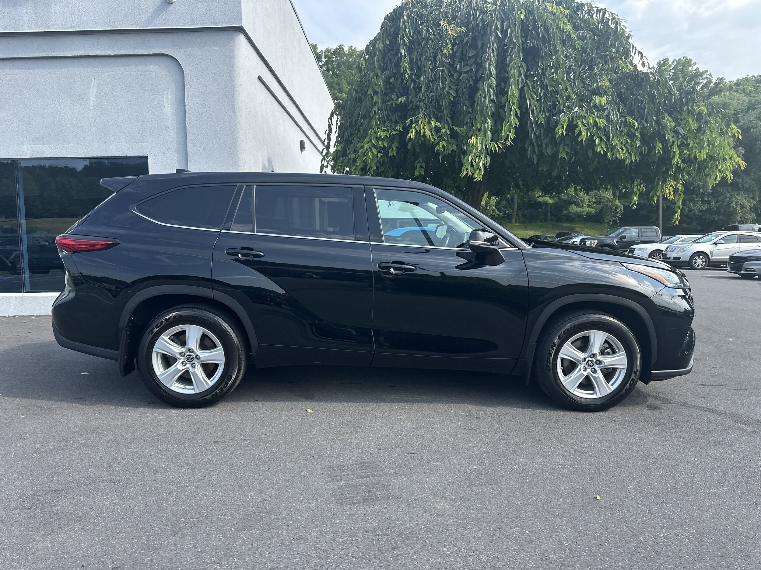 2022 Toyota Highlander LE SE photo 2