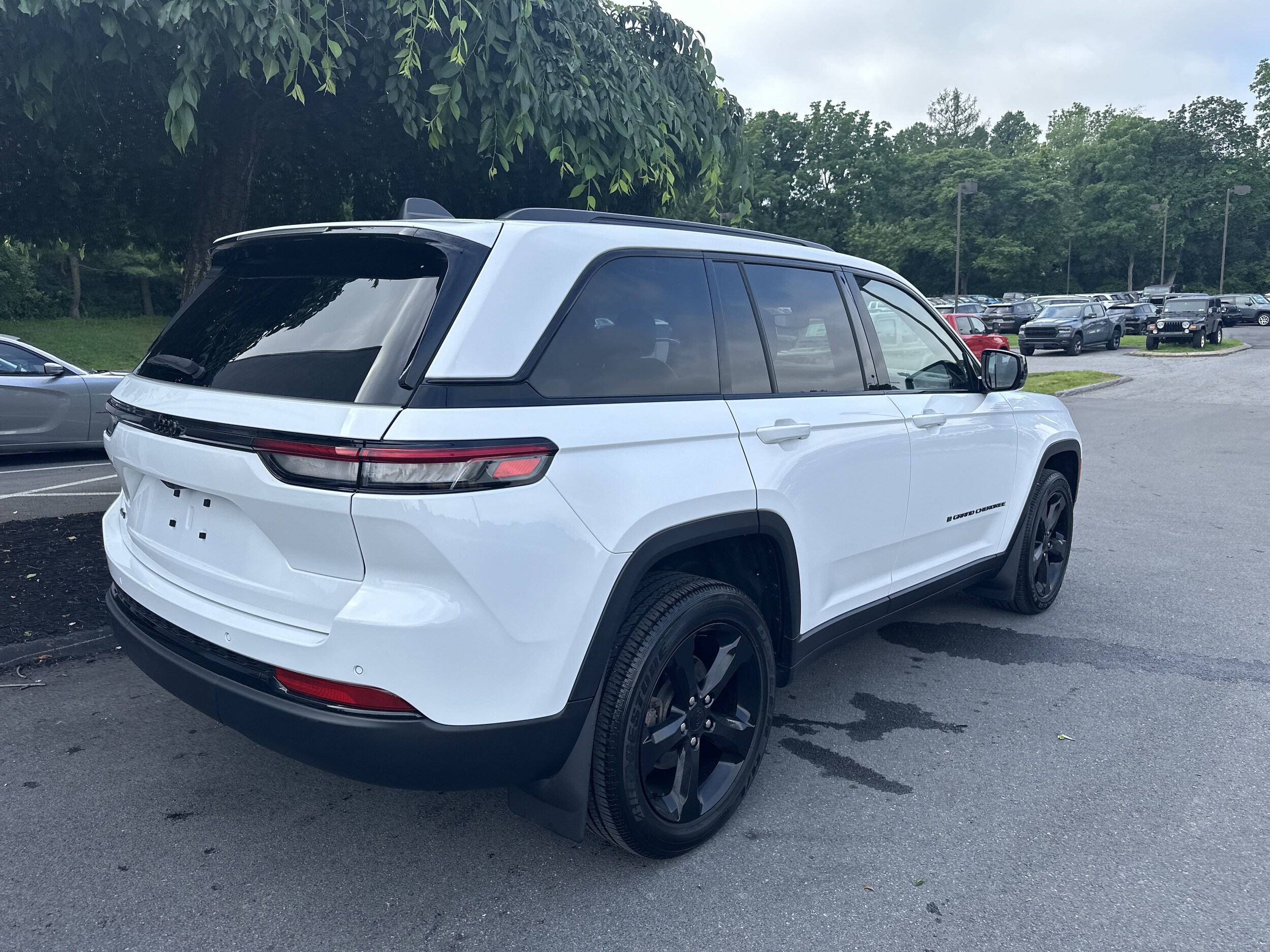 2023 Jeep Grand Cherokee Laredo photo 3