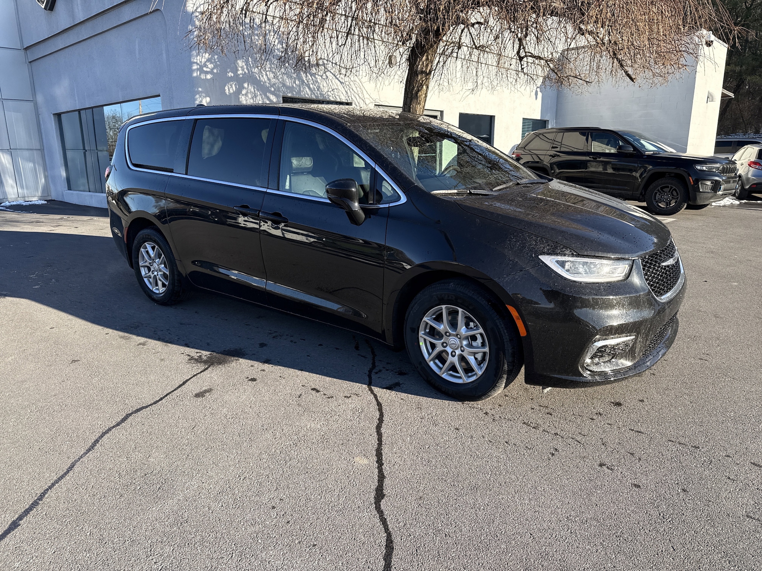 2026 Chrysler Pacifica Select's photo