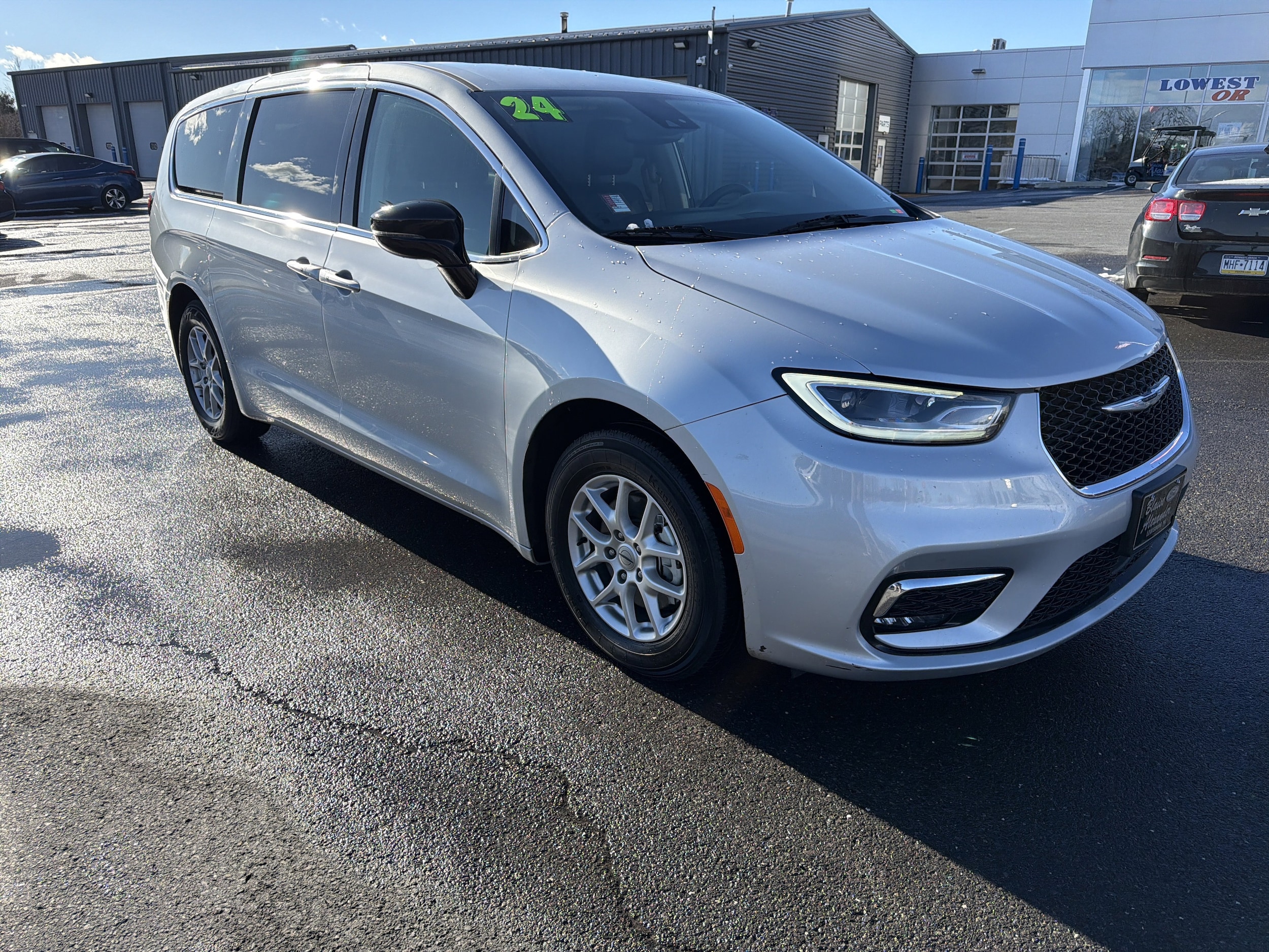 2024 Chrysler Pacifica Touring L's photo