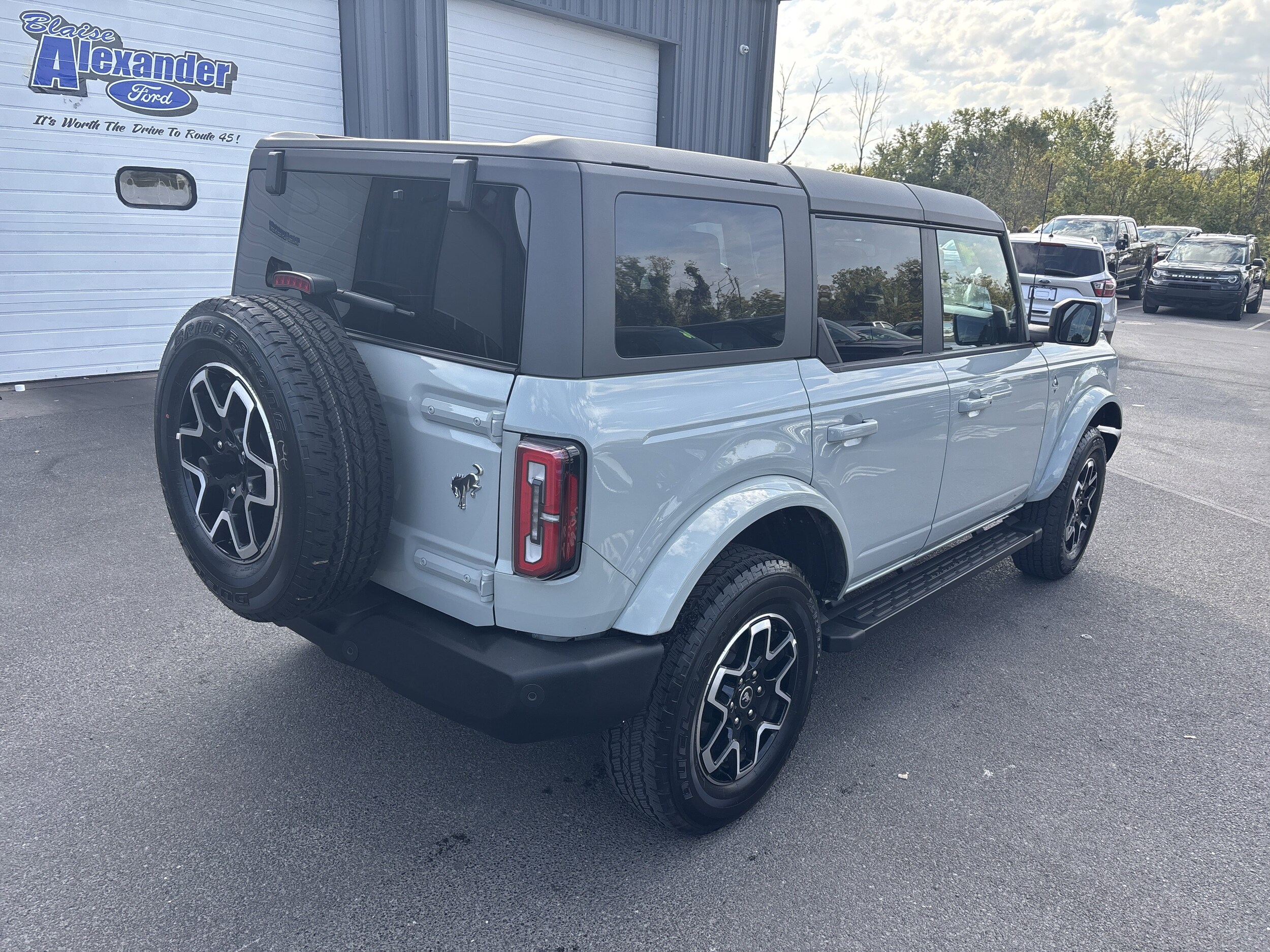 2024 Ford Bronco Outer Banks photo 3