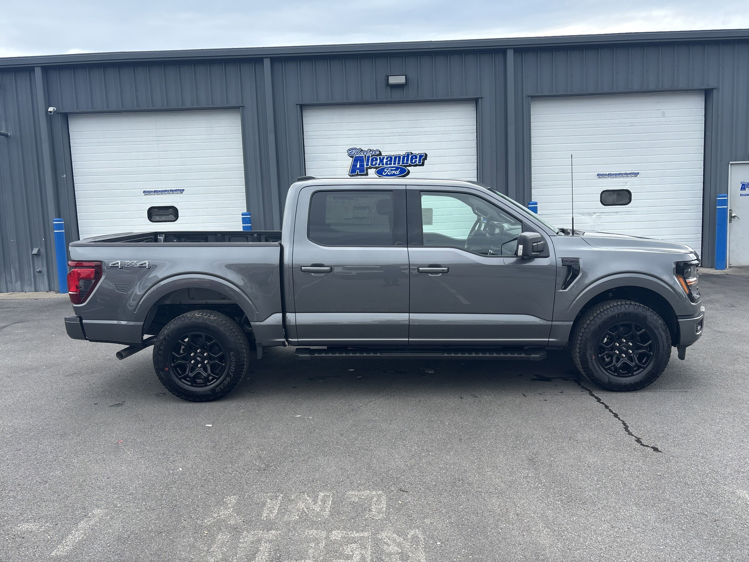 2025 Ford F-150 XLT photo 2