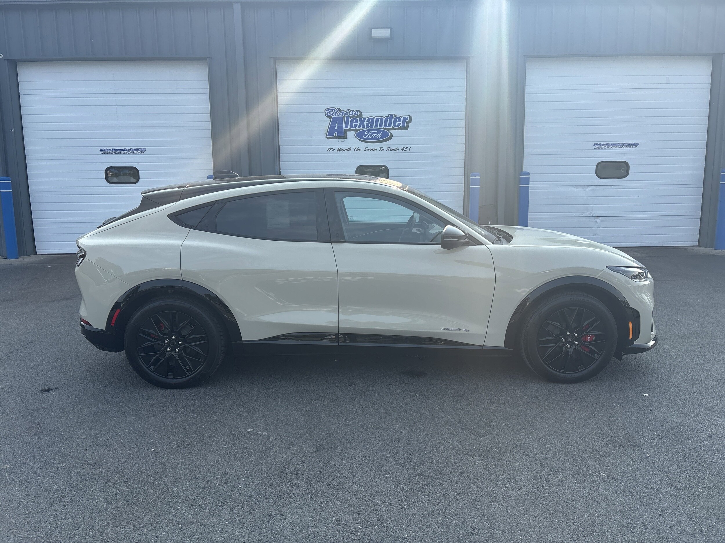2025 Ford Mustang Mach-E Premium photo 2
