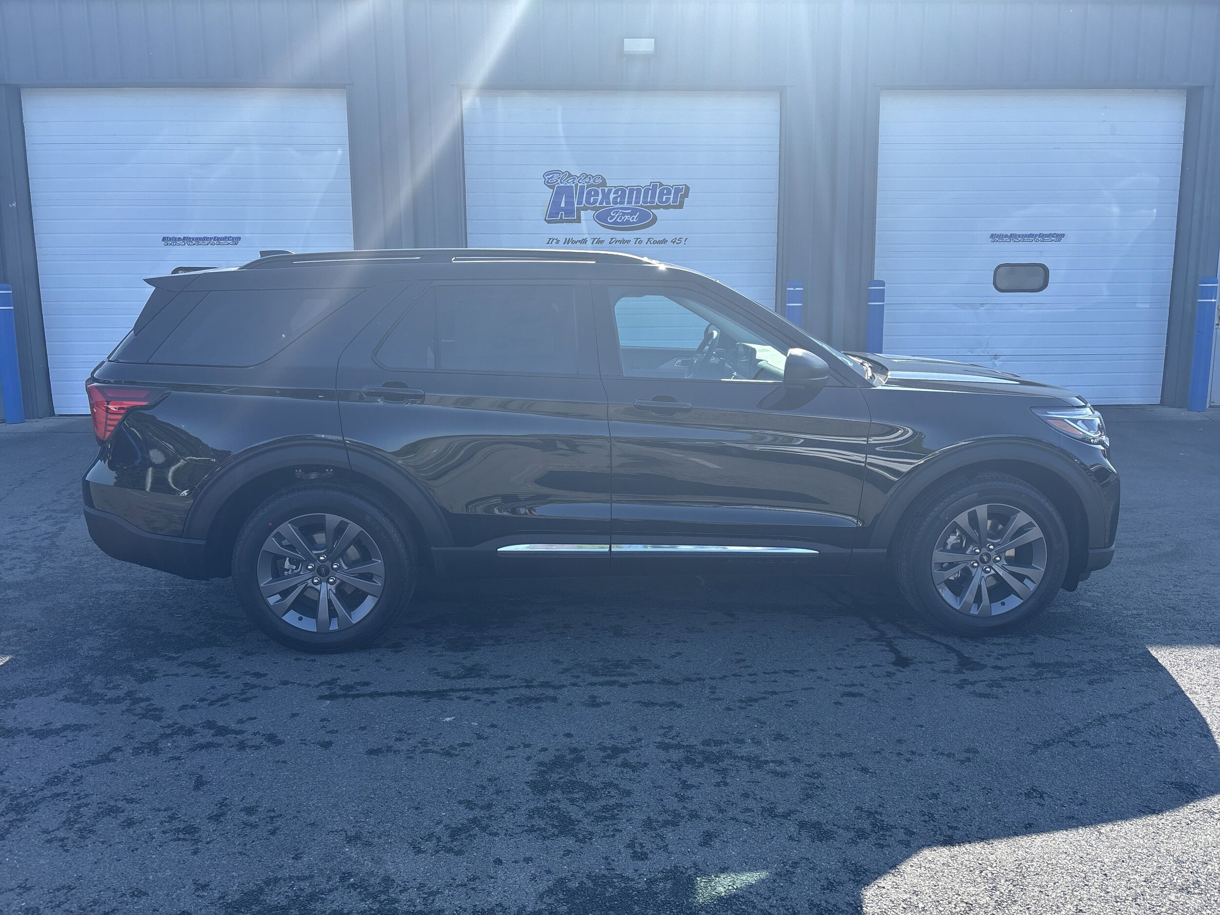 2025 Ford Explorer photo 2