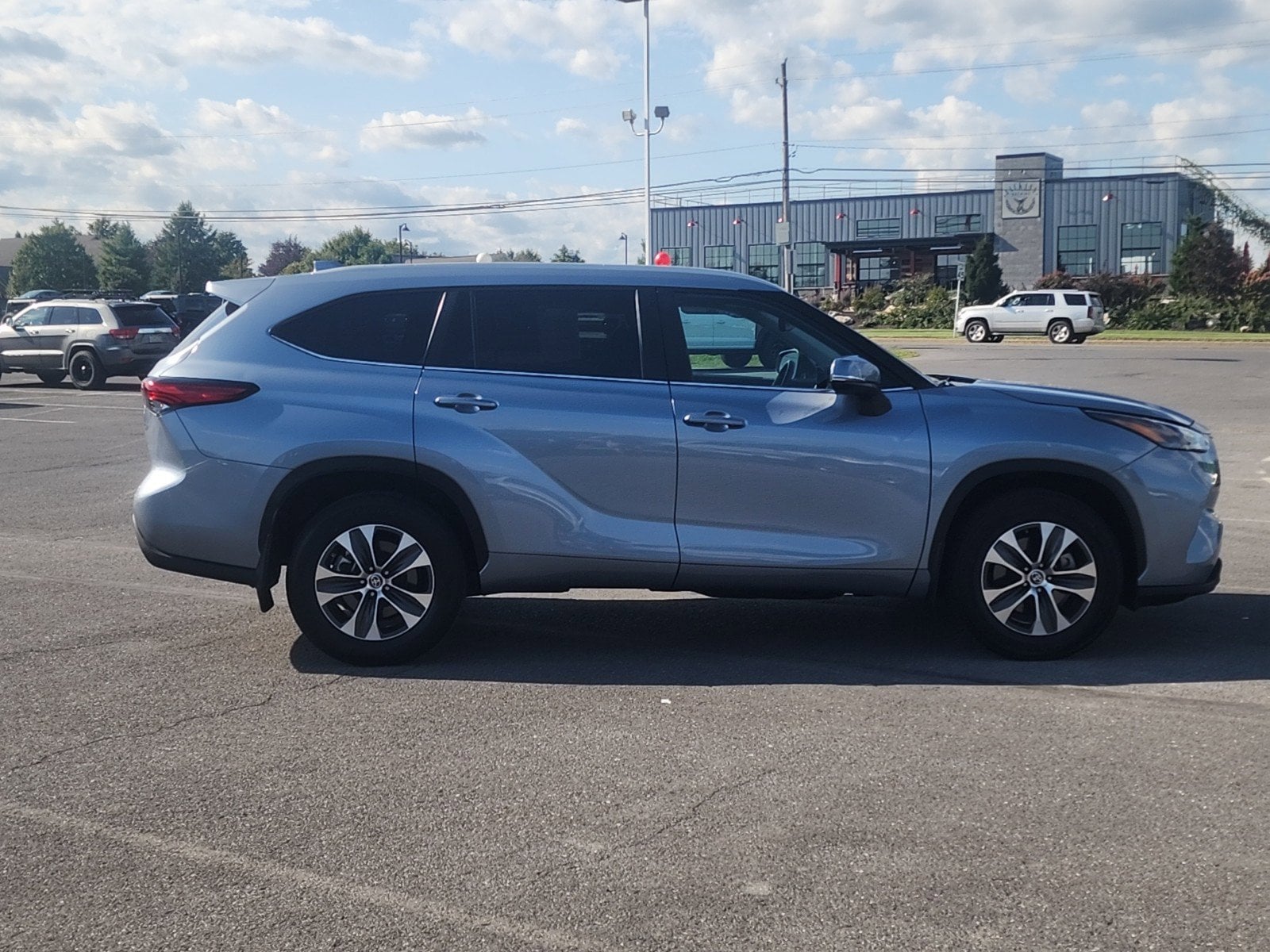 Used 2023 Toyota Highlander XLE with VIN 5TDKDRBH5PS018957 for sale in Lewisburg, PA